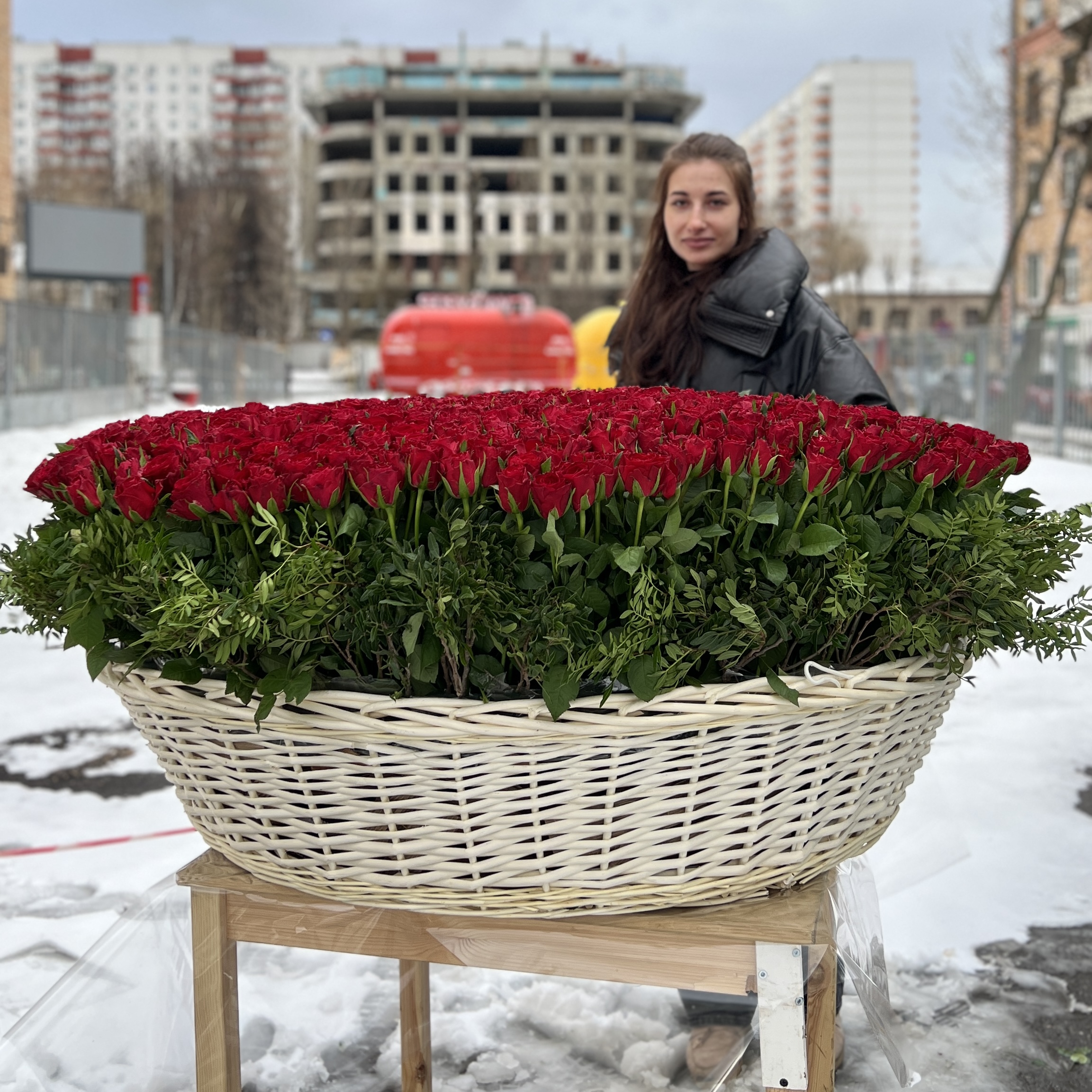1001 яркая красная роза в корзине