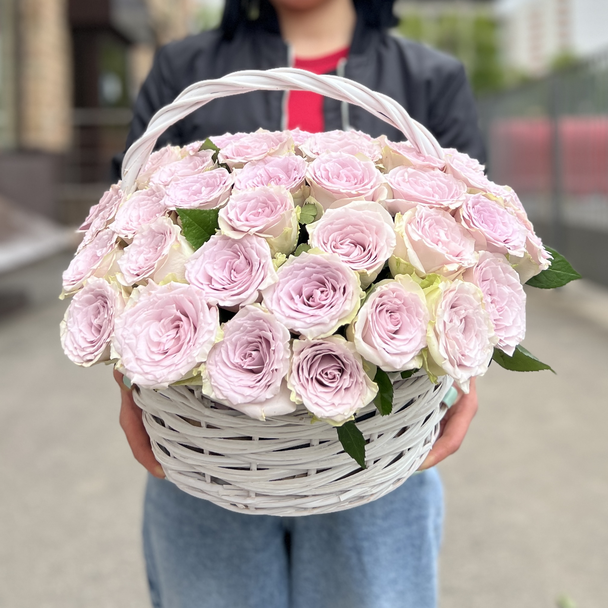 51 нежная сиреневая роза в корзине