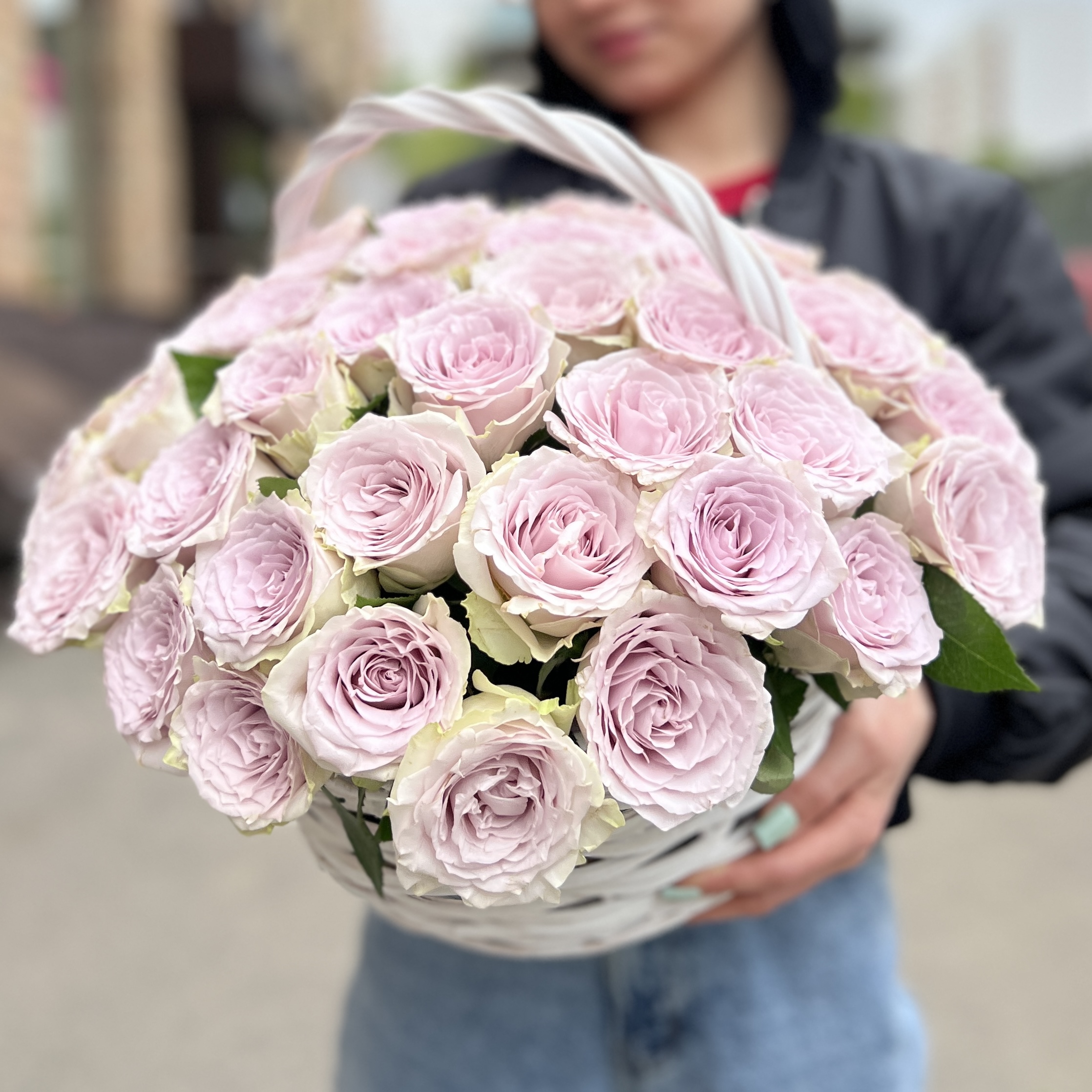51 нежная сиреневая роза в корзине