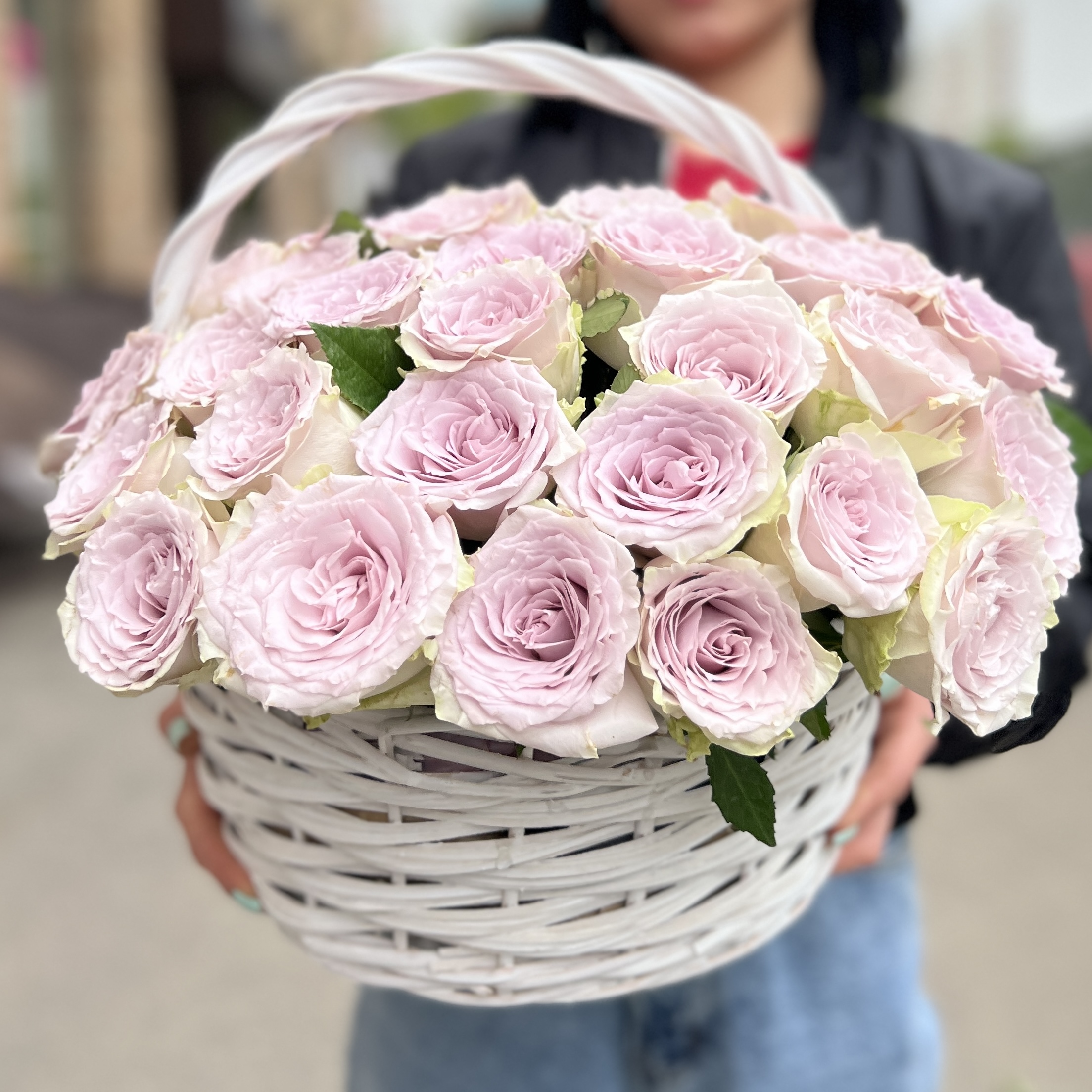 51 нежная сиреневая роза в корзине