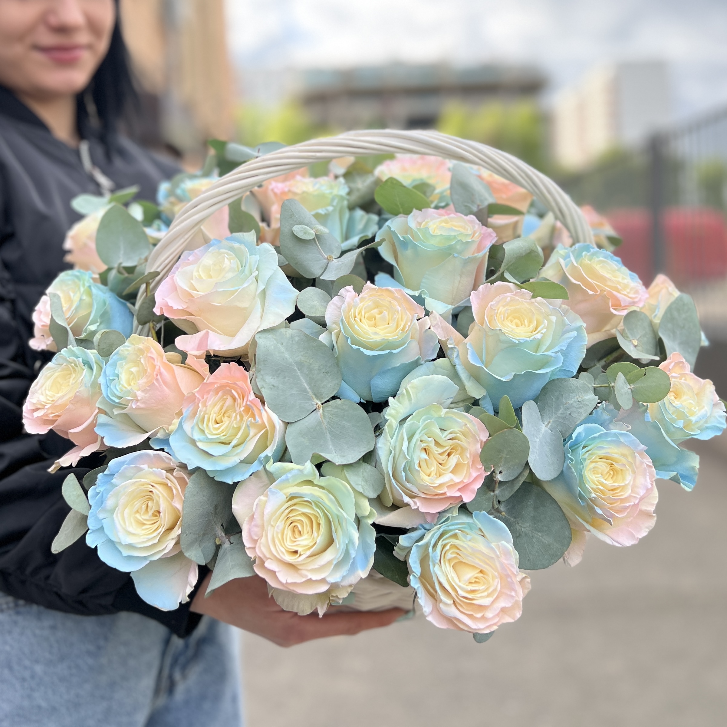 25 нежных радужных роз в корзине