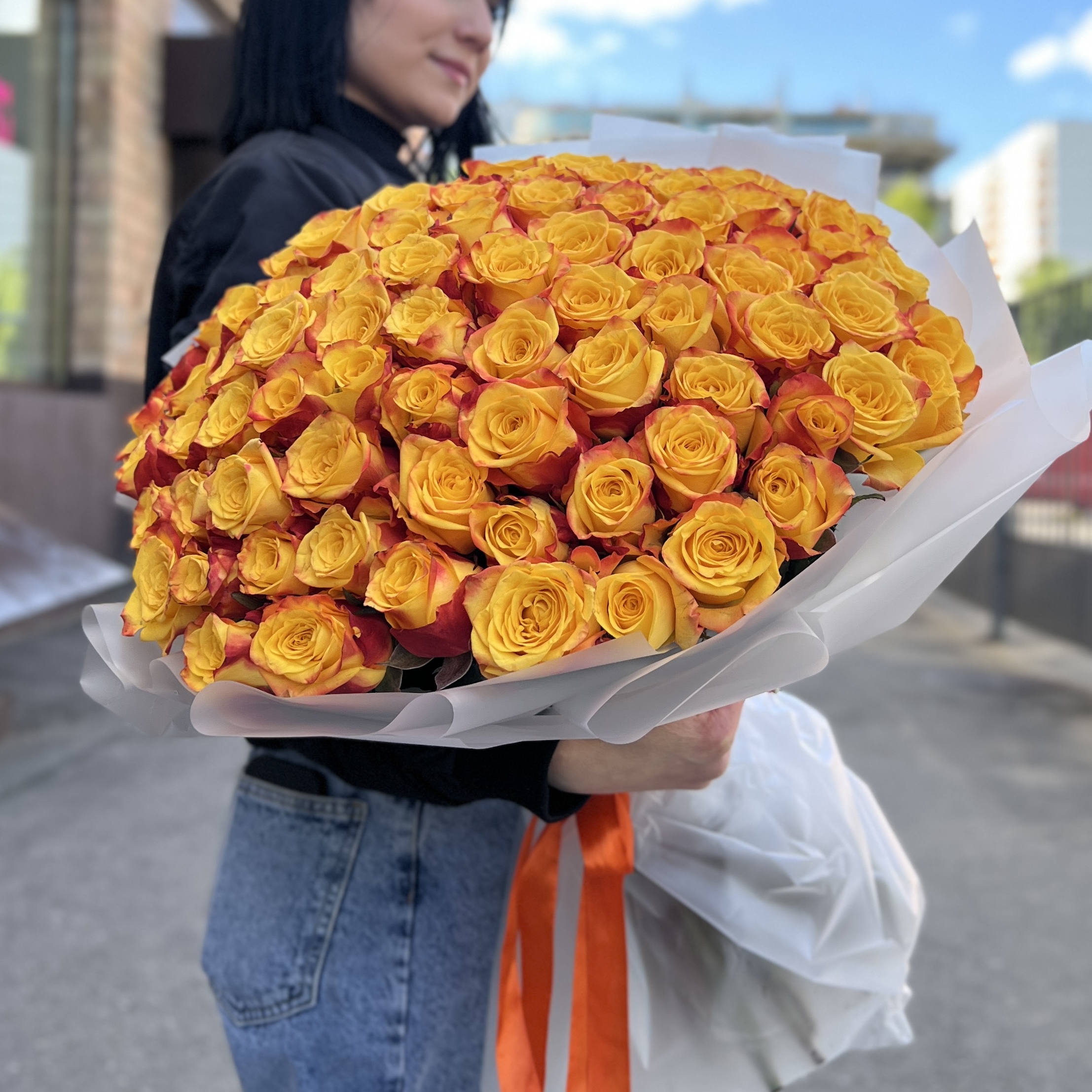 101 желто-оранжевая роза Корфу 60 см