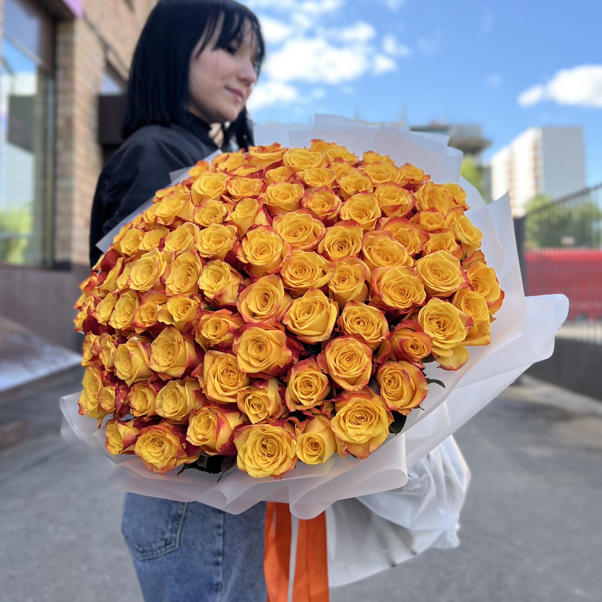 101 желто-оранжевая роза Корфу 60 см