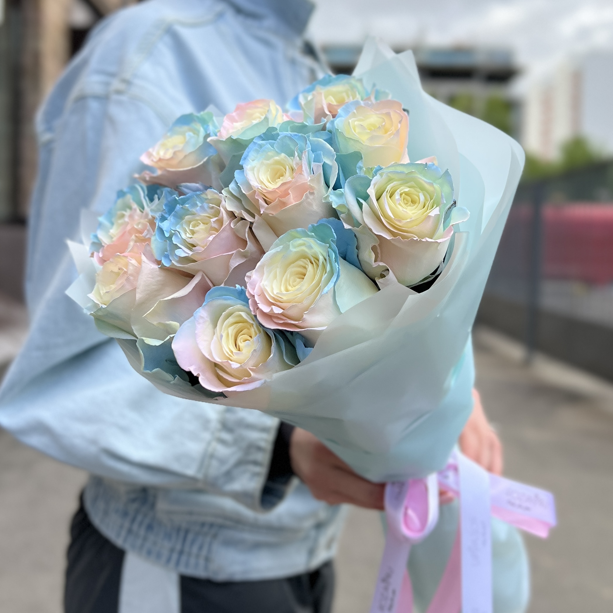11 радужных розово-бело-голубых роз 70 см