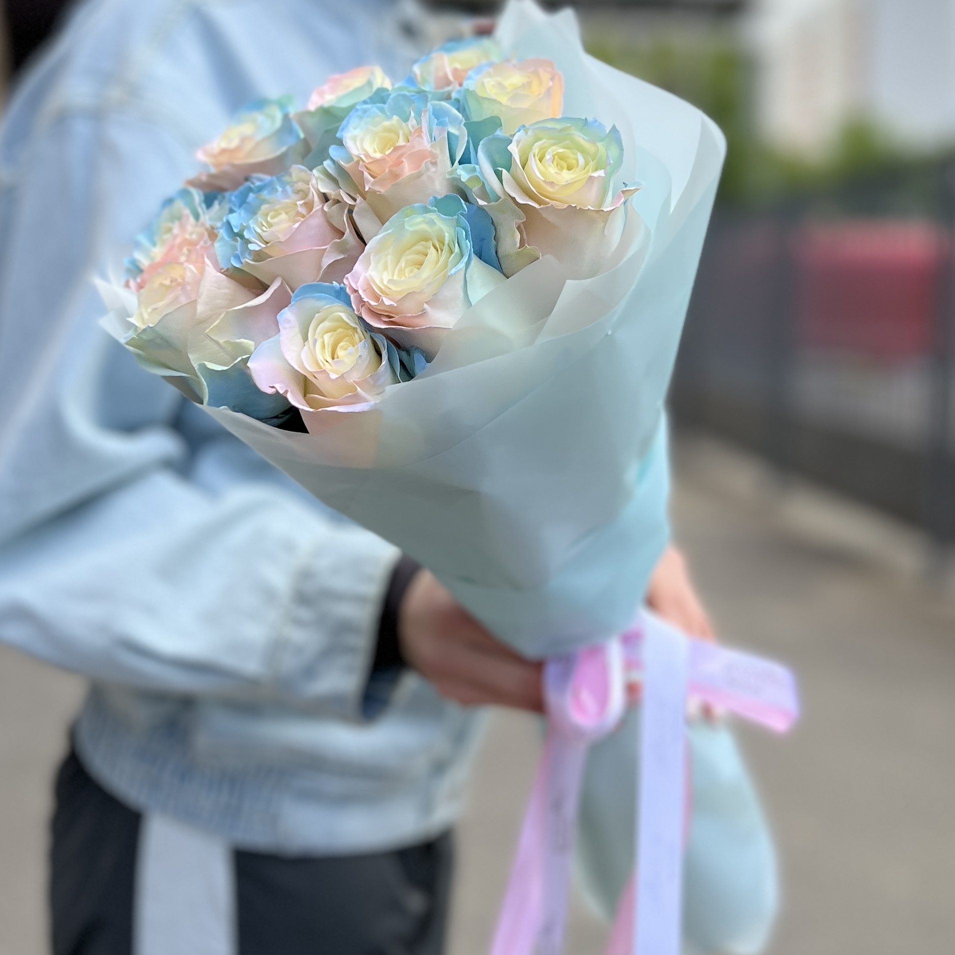 11 радужных розово-бело-голубых роз 70 см