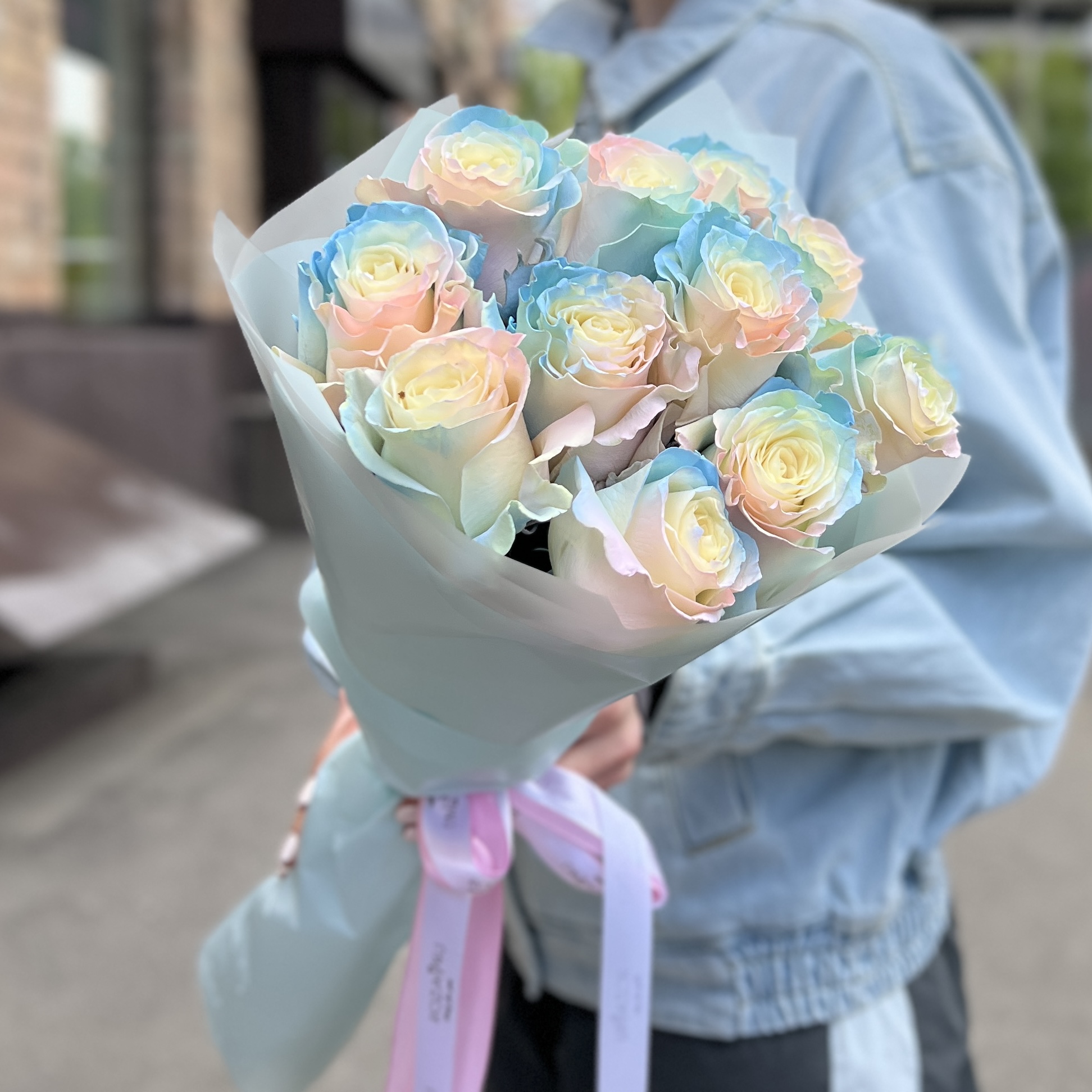 11 радужных розово-бело-голубых роз 70 см