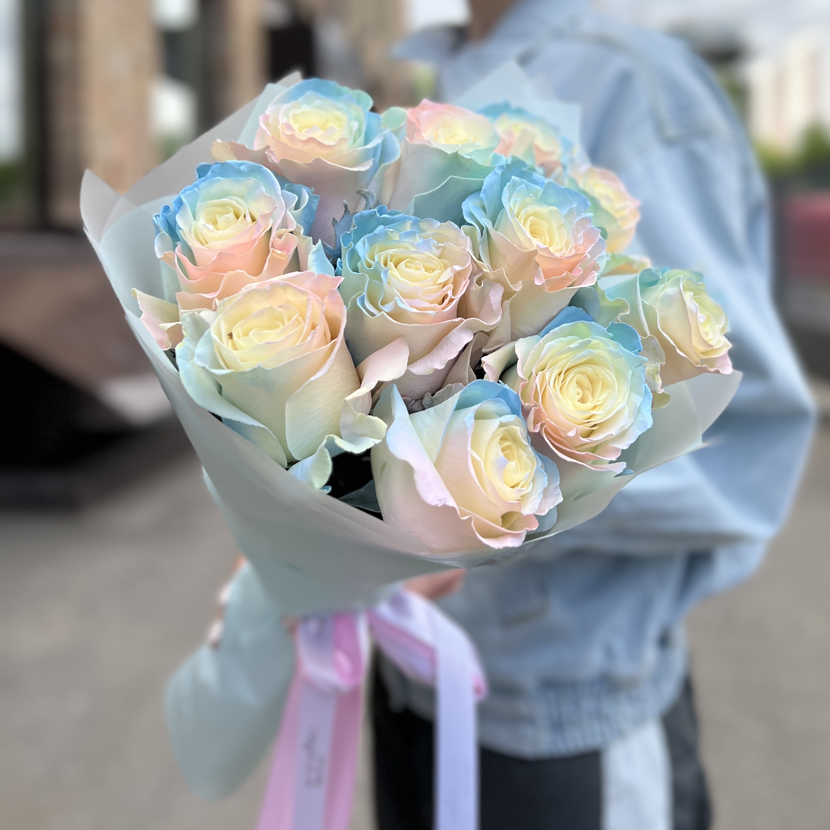 11 радужных розово-бело-голубых роз 70 см