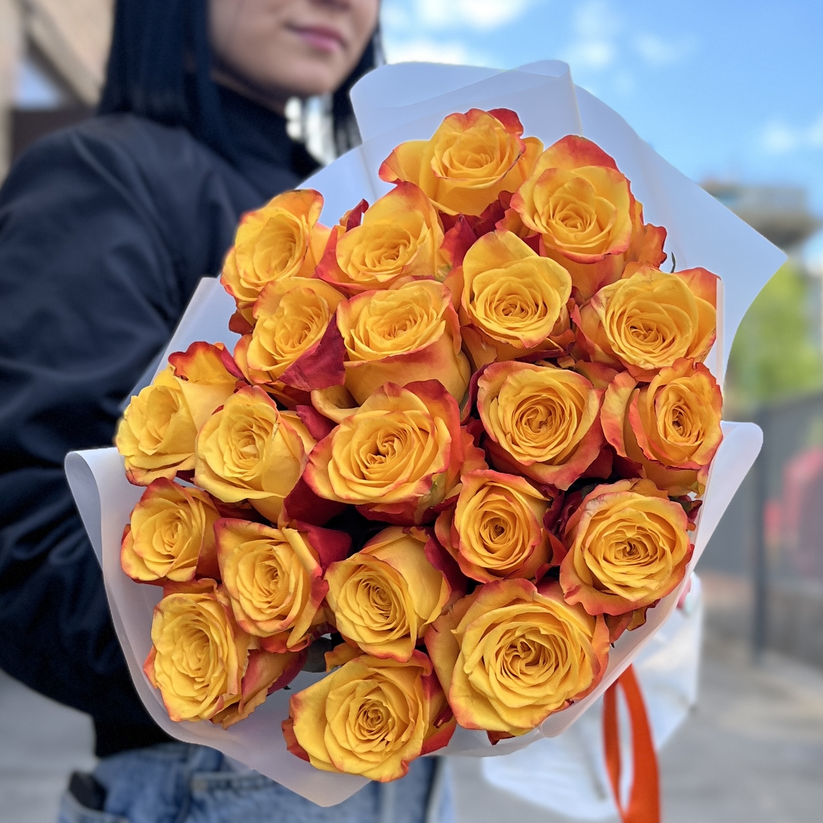 21 роза желто-оранжевая 60 см