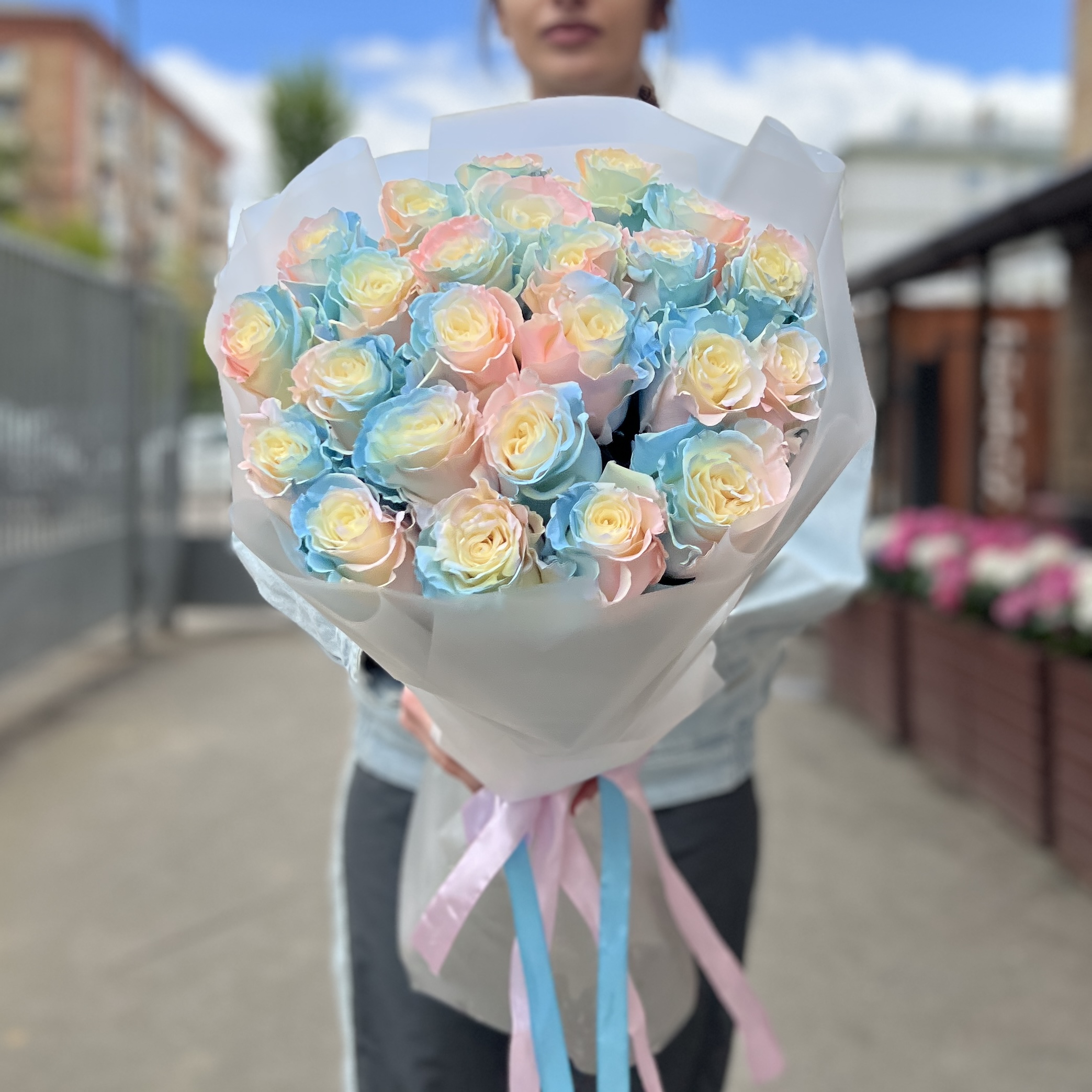 25 радужных розово-бело-голубых роз 70 см