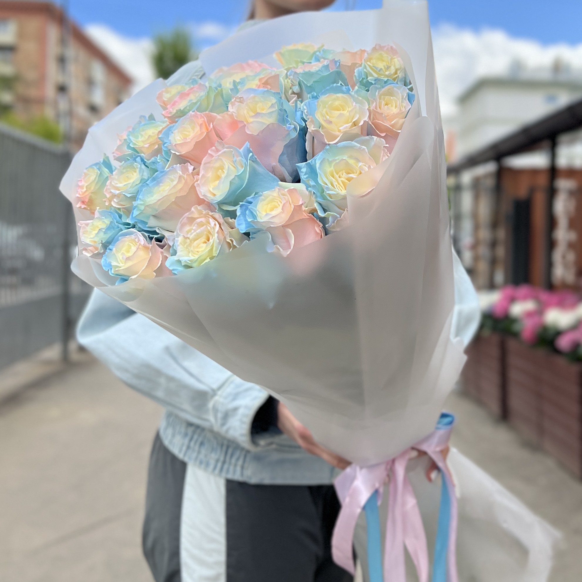 25 радужных розово-бело-голубых роз 70 см
