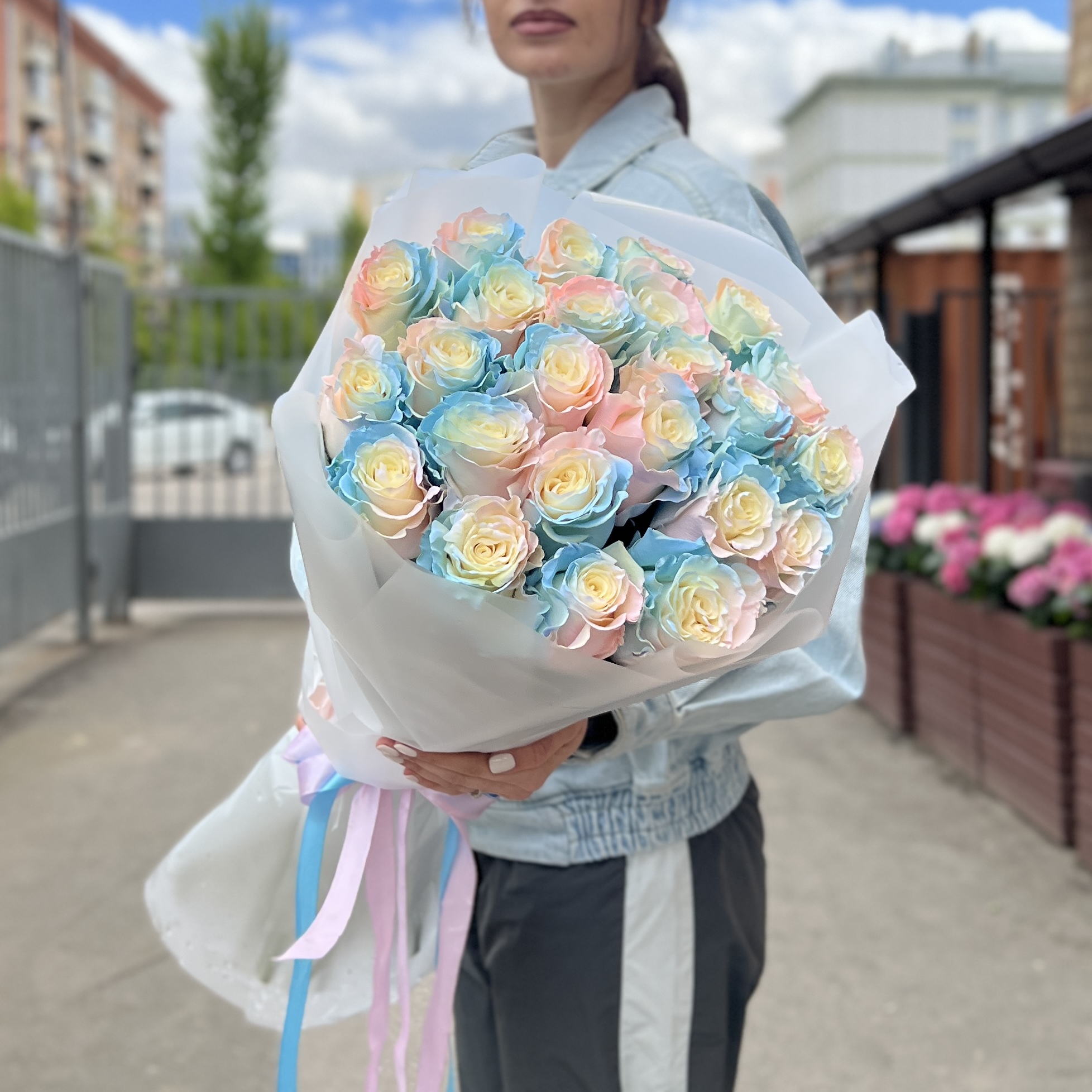25 радужных розово-бело-голубых роз 70 см