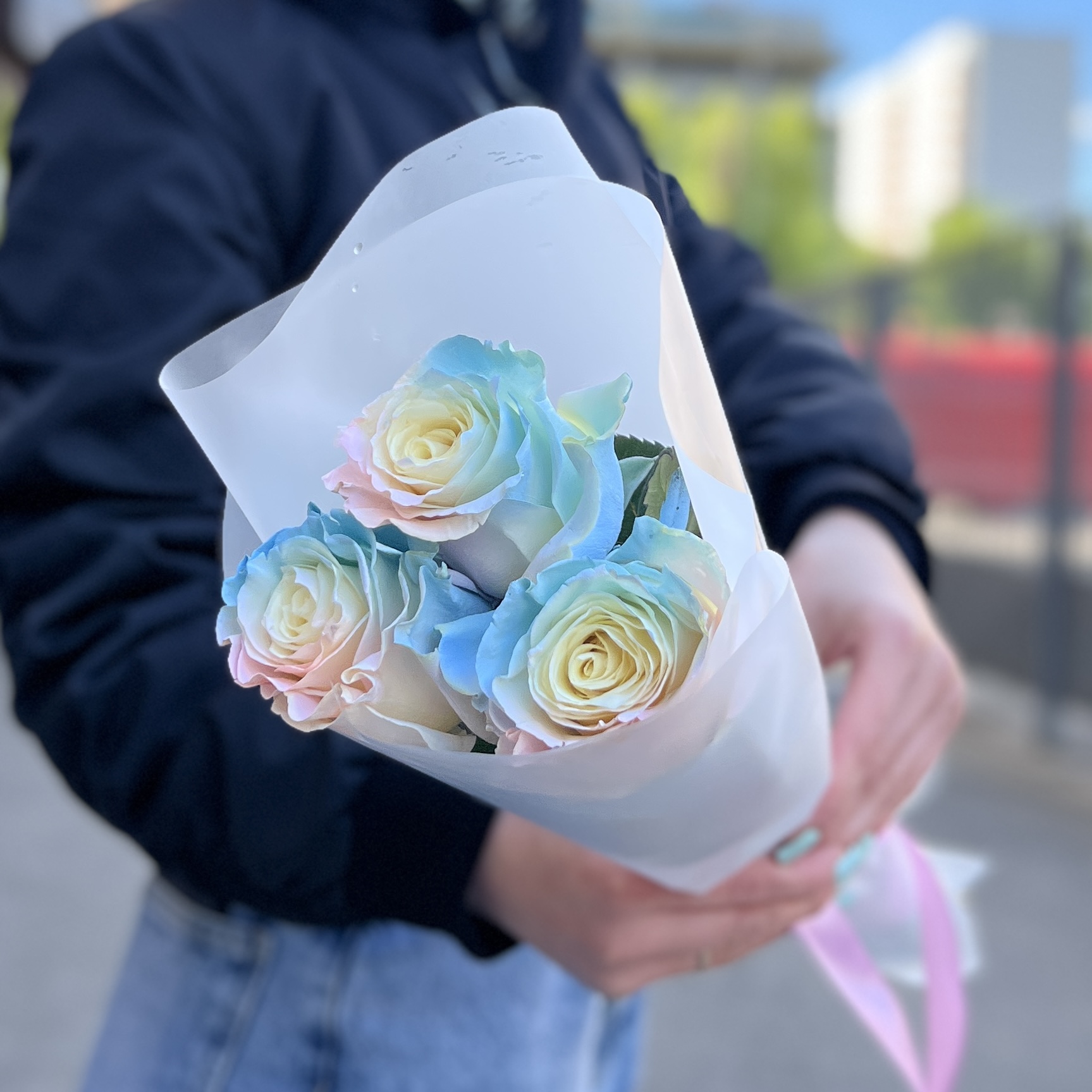 3 радужные розово-голубые розы 70 см