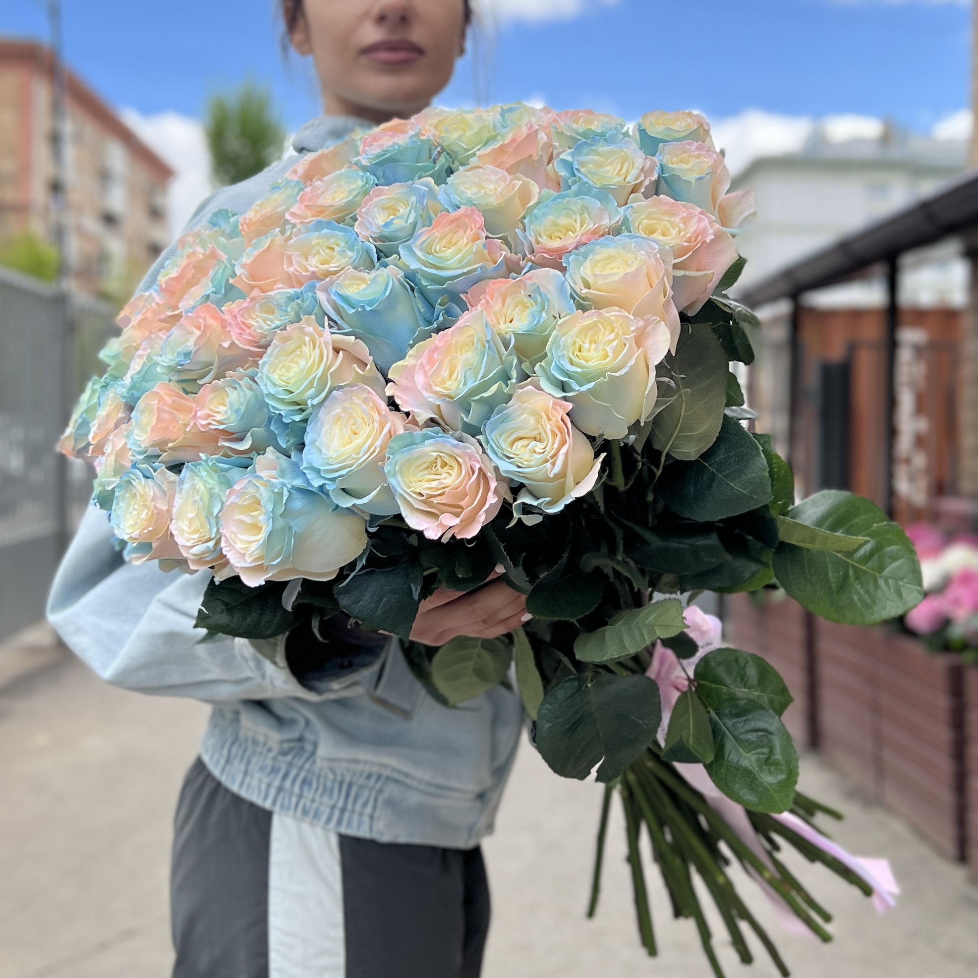 51 радужная розово-бело-голубая роза 70 см