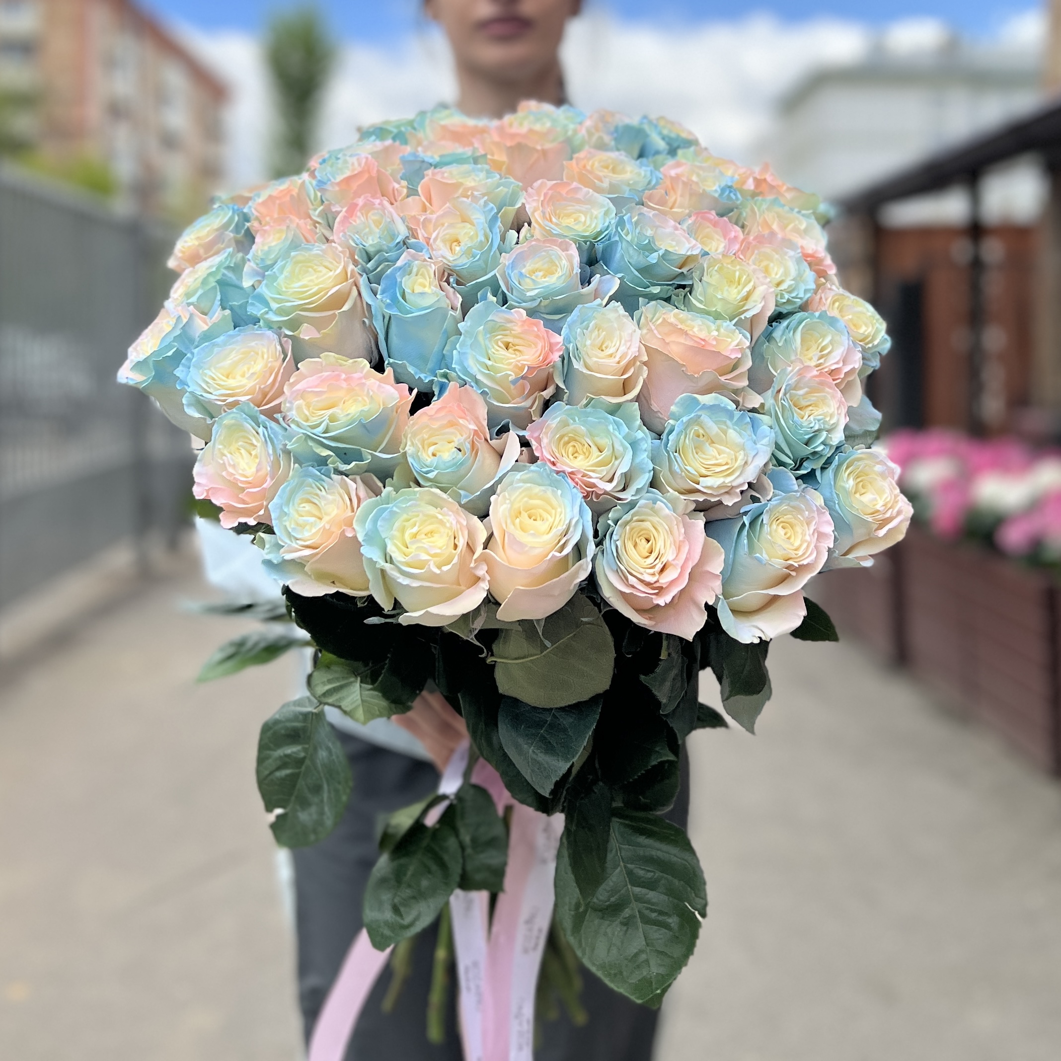 51 радужная розово-бело-голубая роза 70 см