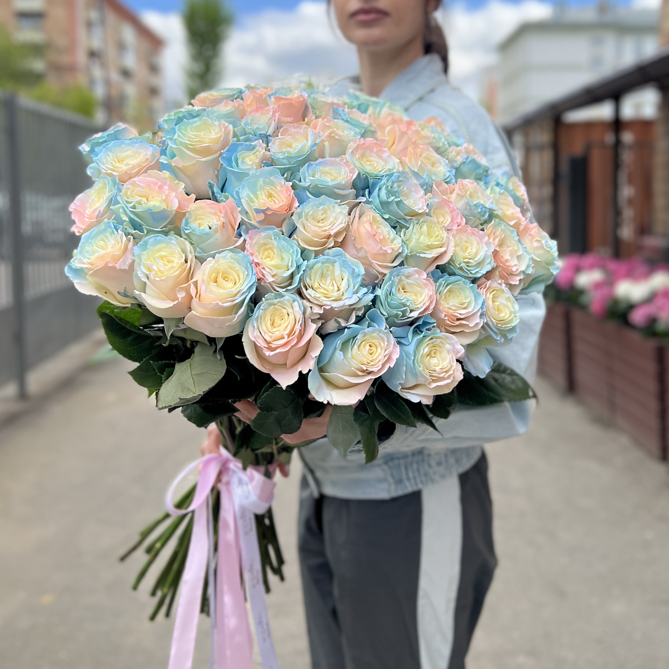 51 радужная розово-бело-голубая роза 70 см