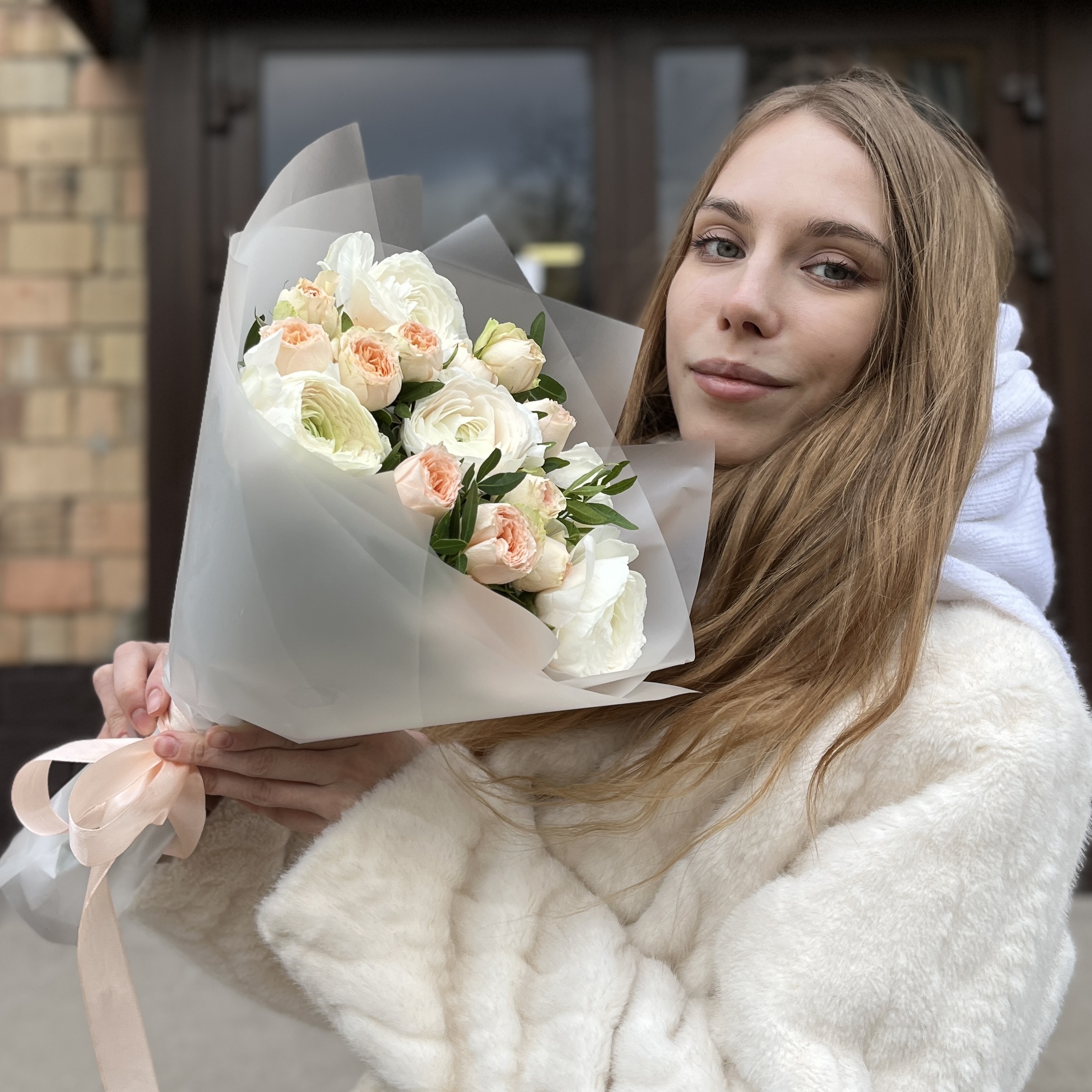 Ранункулюсы с пионовидной розой Павлова