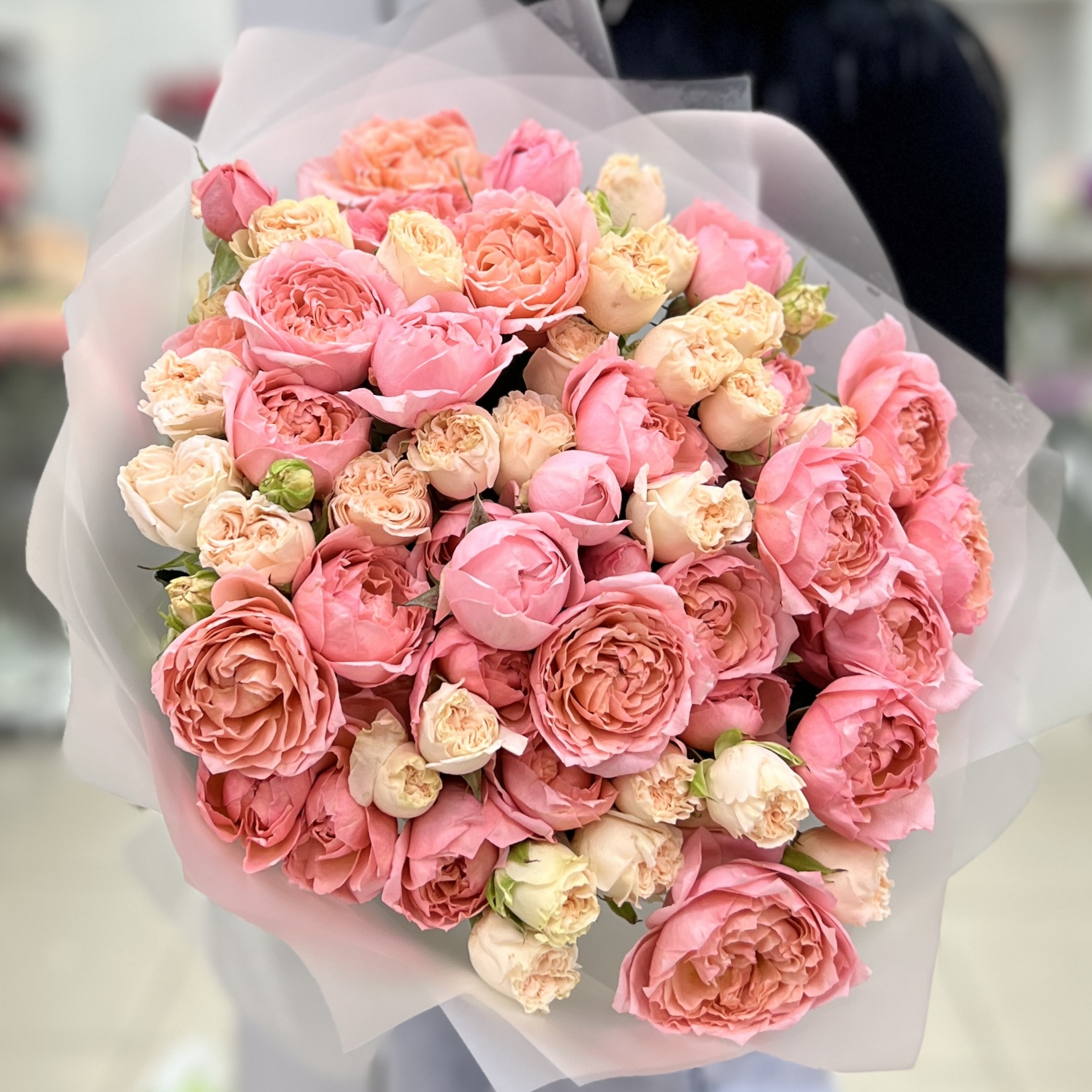 19 нежных пионовидных кустовых роз