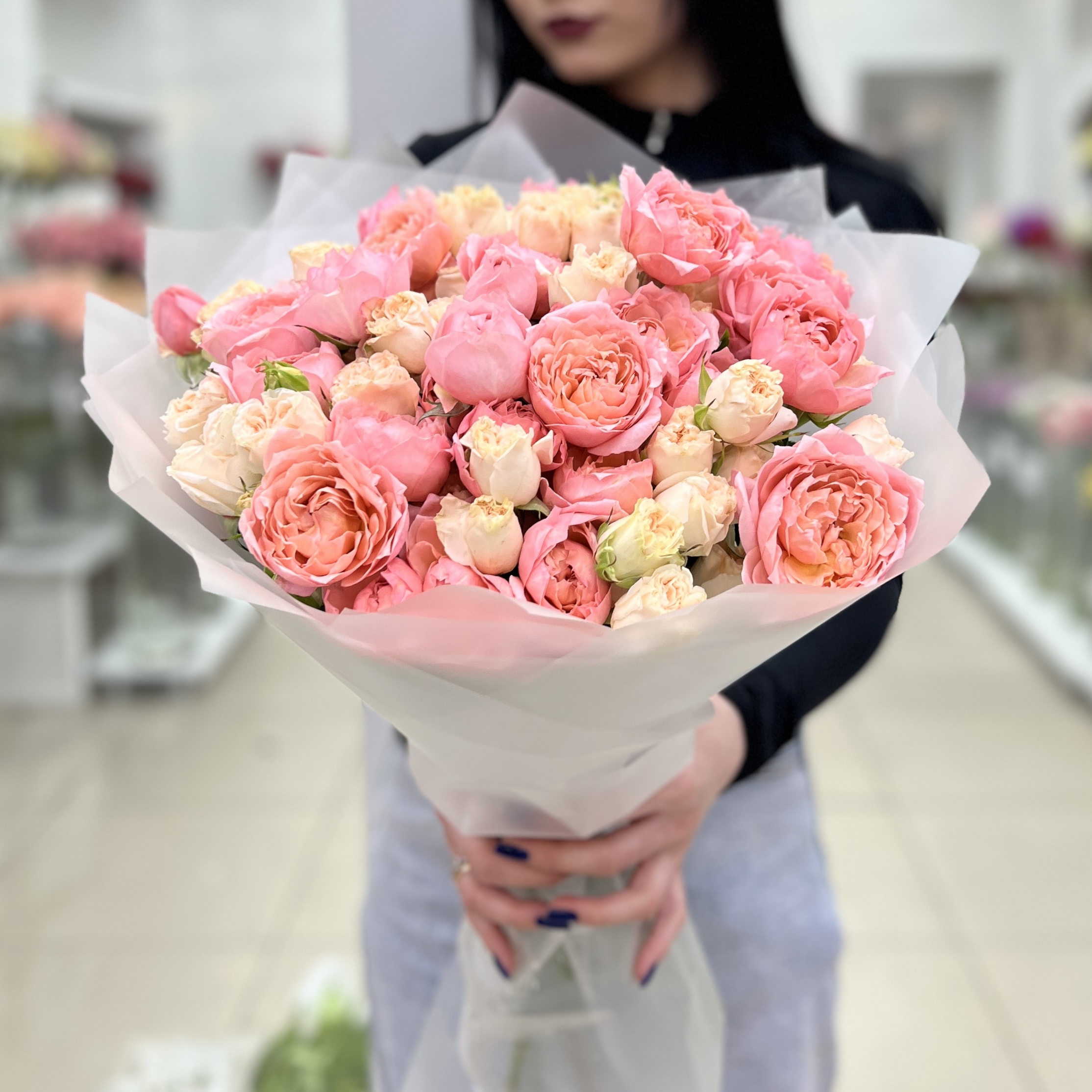 19 нежных пионовидных кустовых роз