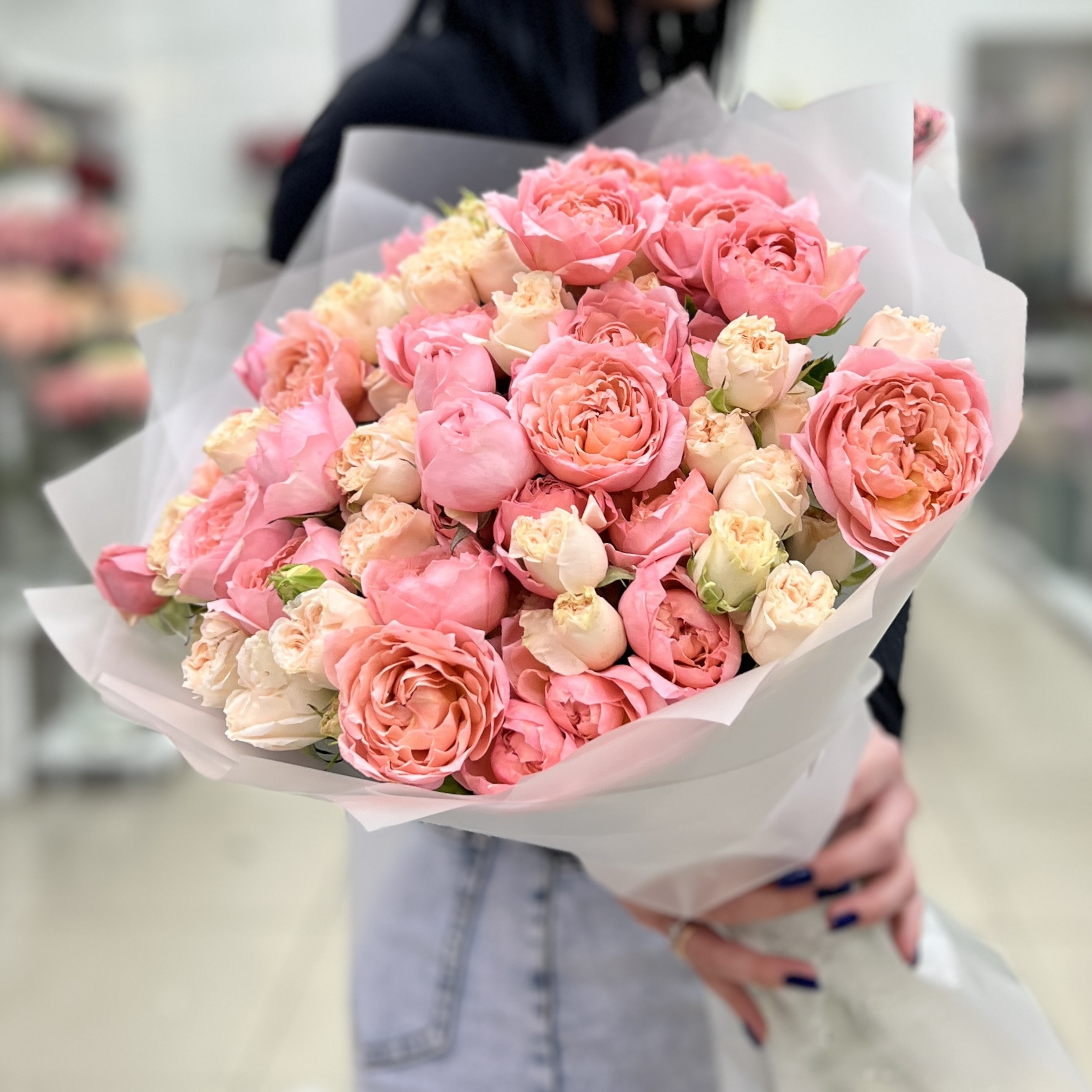 19 нежных пионовидных кустовых роз