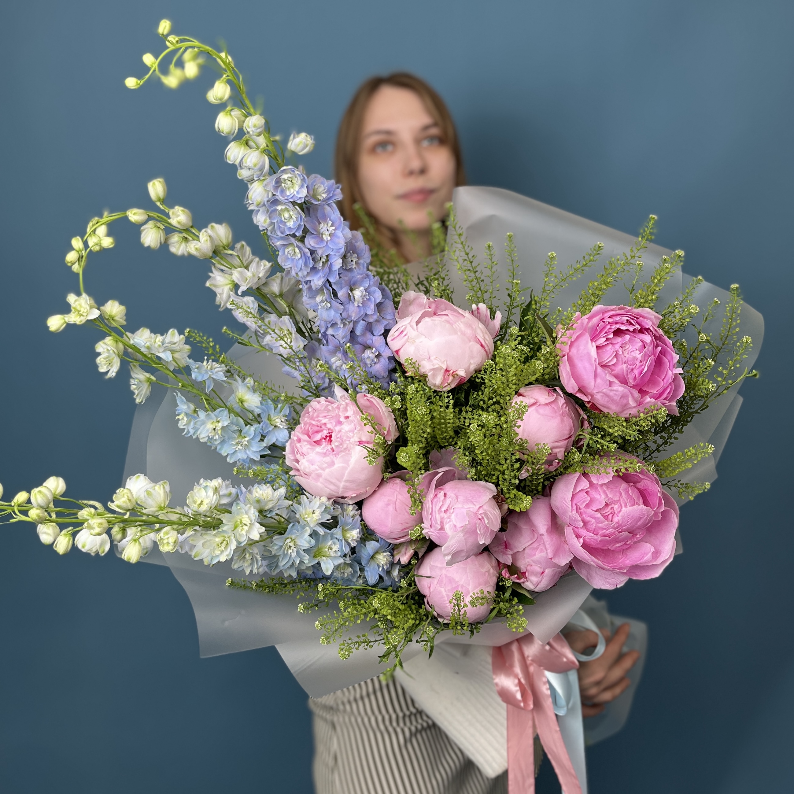 Авторский букет пионы и дельфиниумы