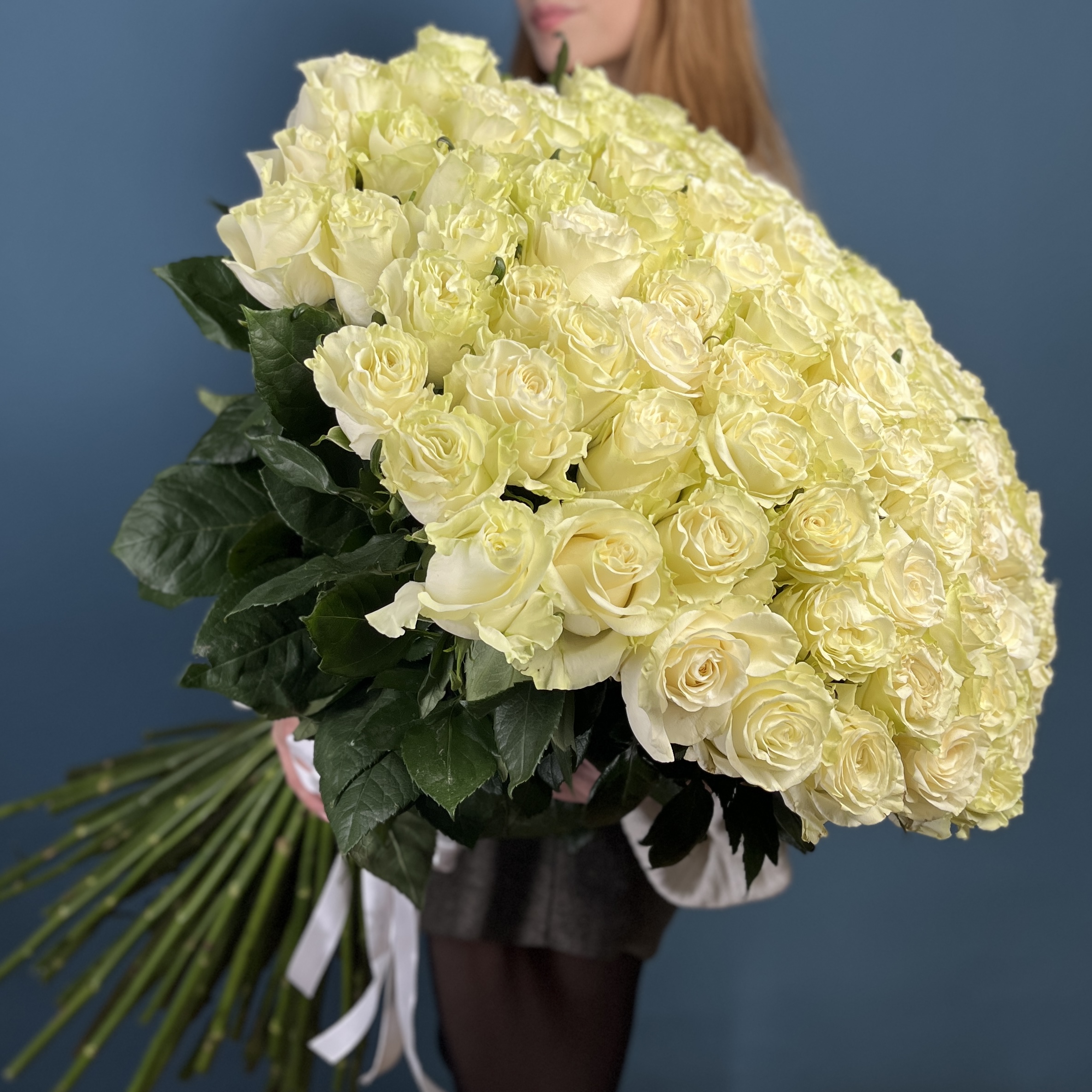 101 белая роза Мондиаль 70 см