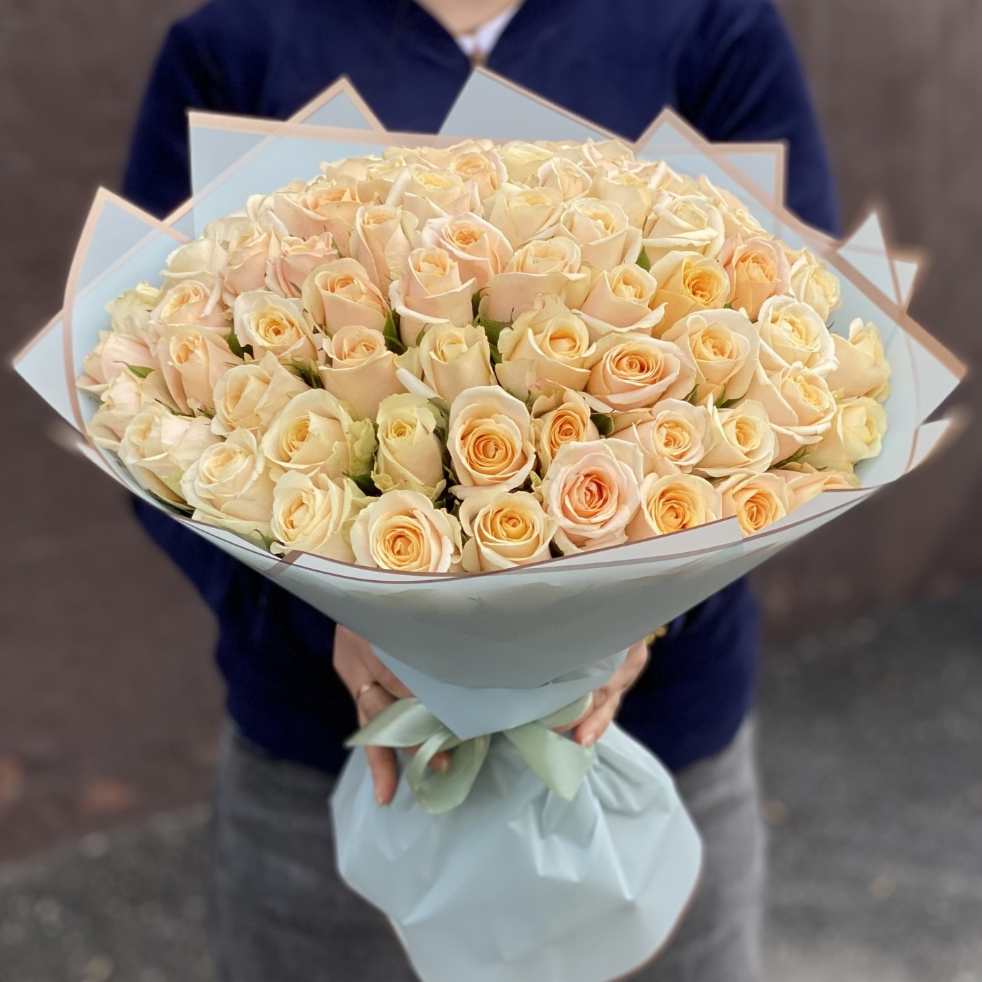 75 персиковых роз Кашмир