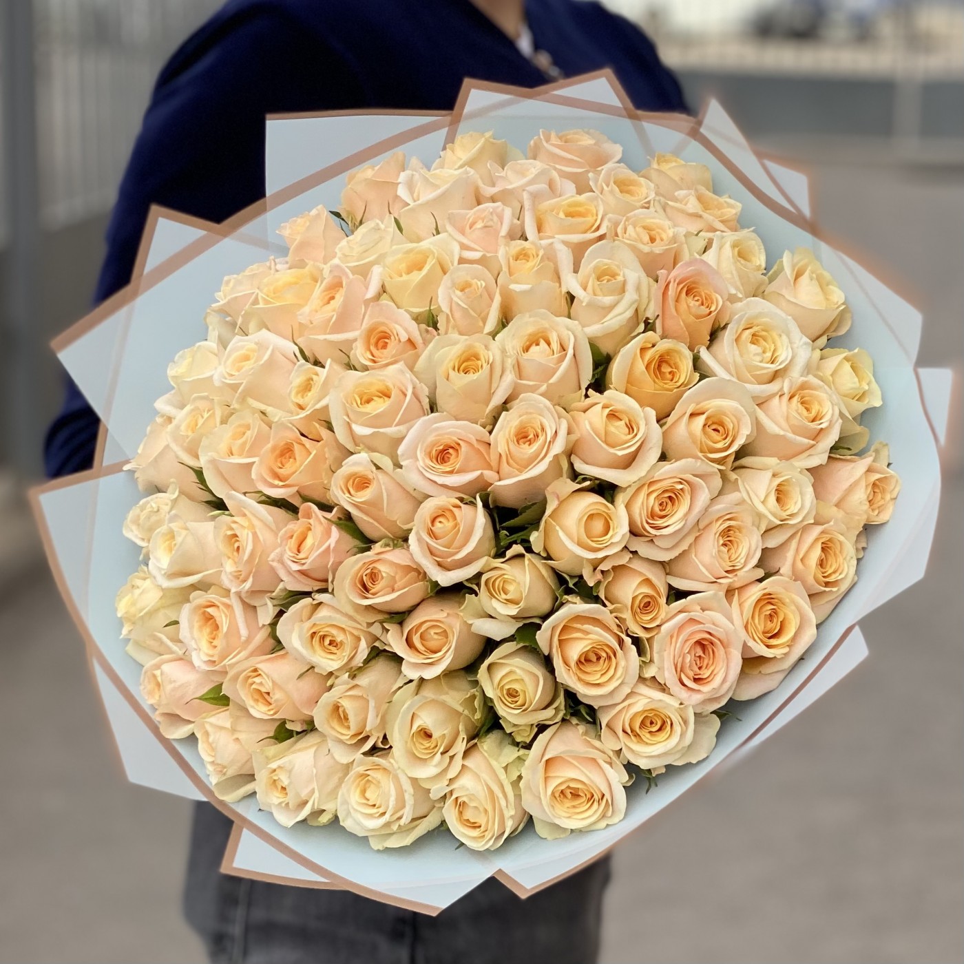 75 персиковых роз Кашмир
