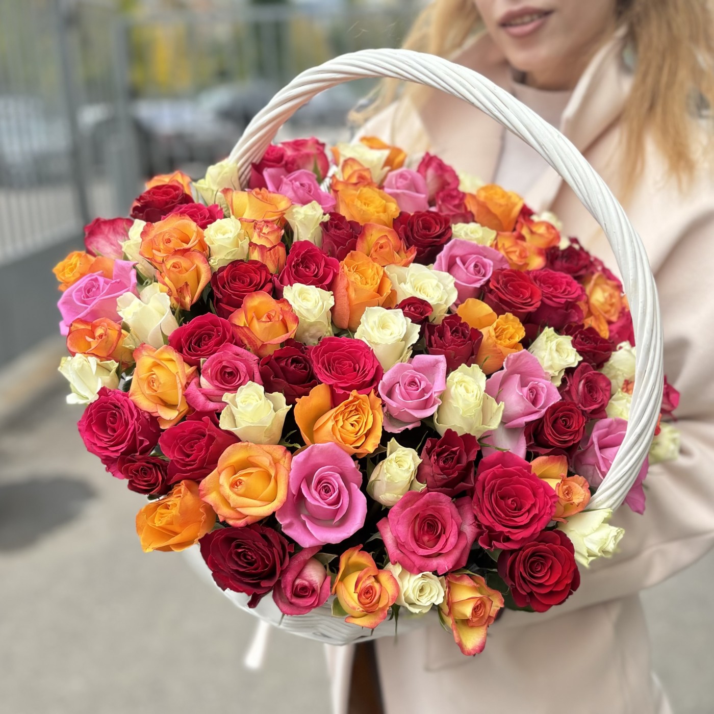 101 роза в корзине яркий микс