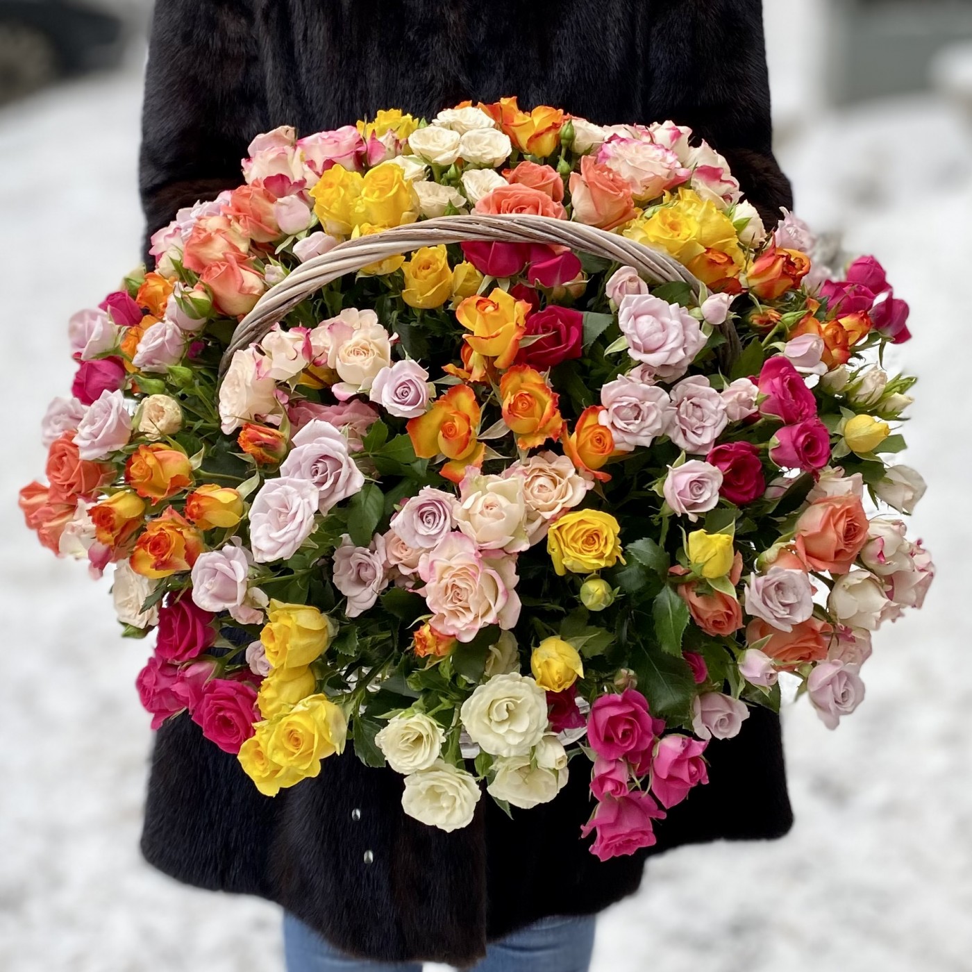 Корзина ярких разноцветных кустовых роз