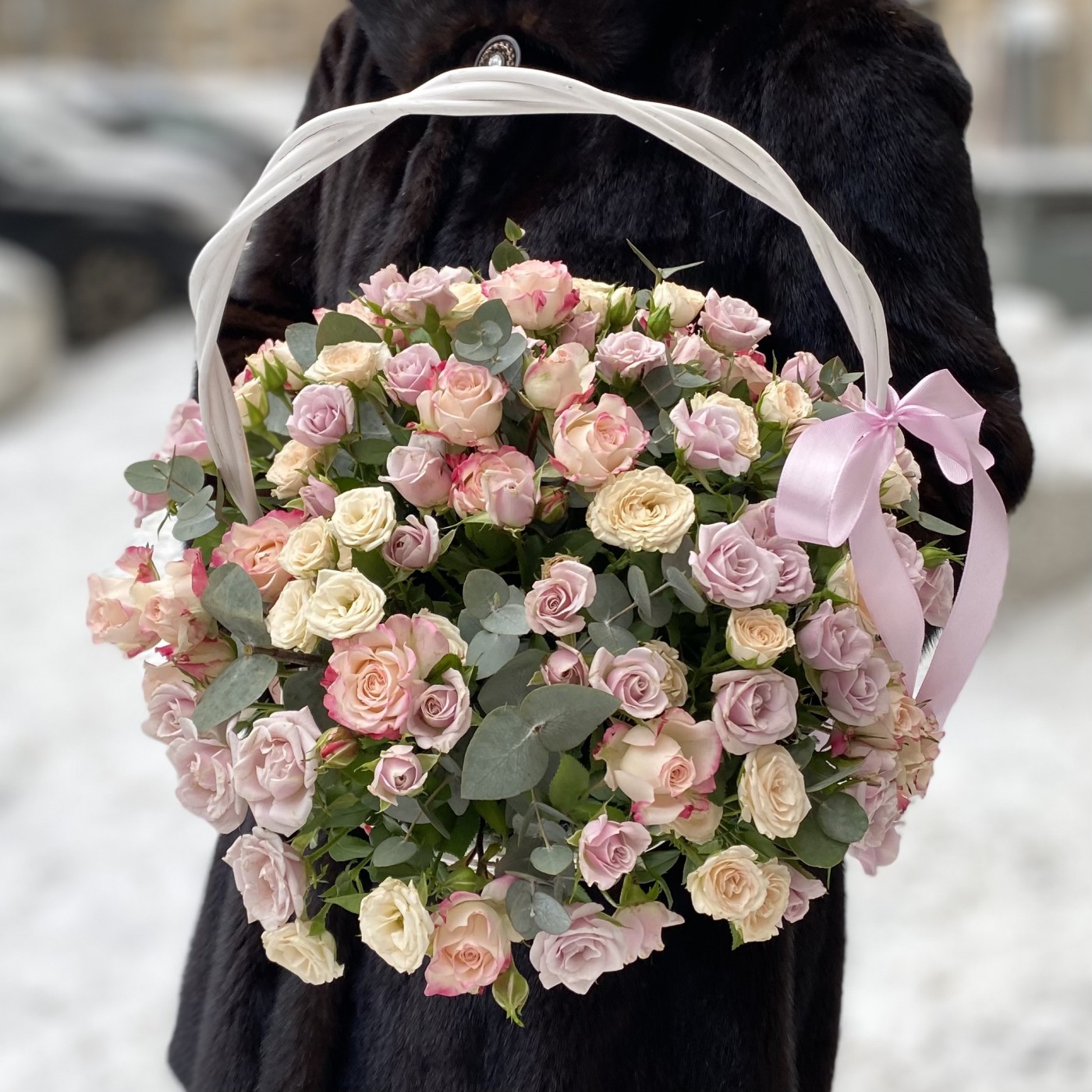 Нежная корзина с кустовыми розами