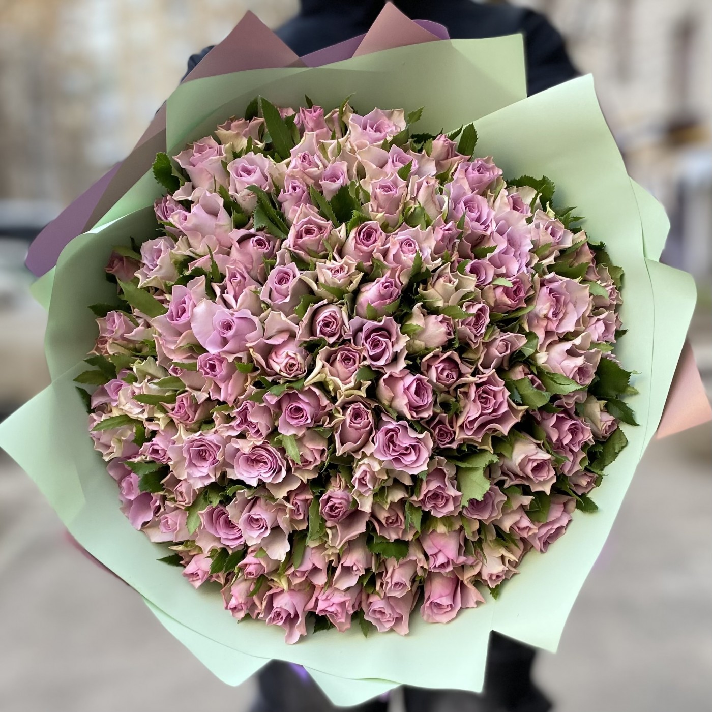 101 сиреневая роза мини Найтингеил