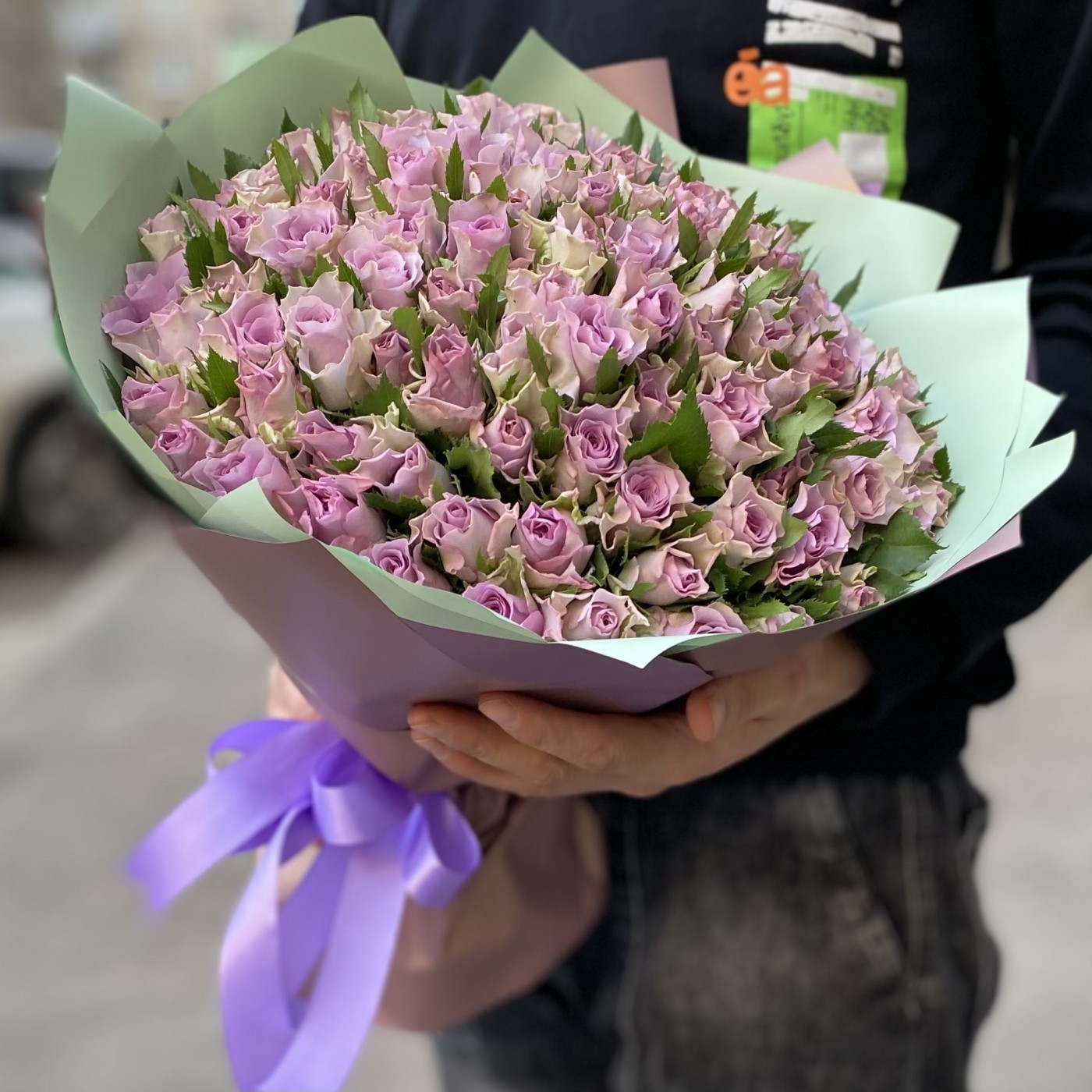 101 сиреневая роза мини Найтингеил