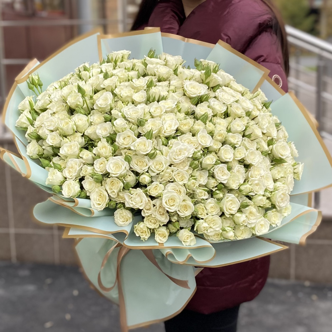 101 белая кустовая роза 40см