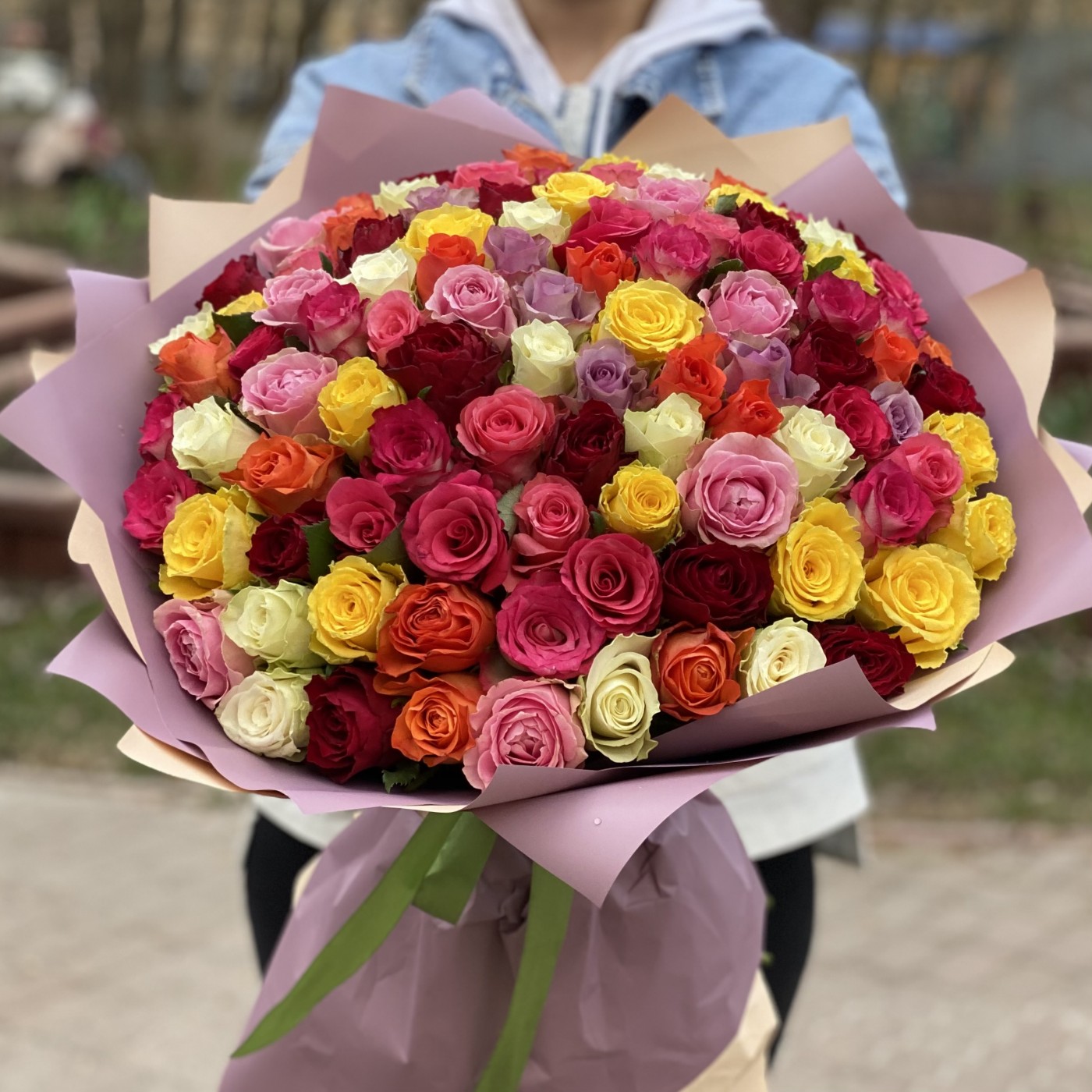 101 роза яркий микс 50 см