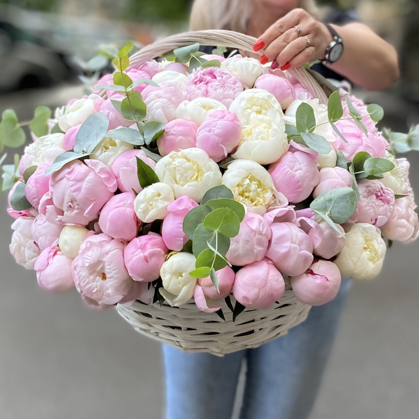 101 нежный пион в корзине
