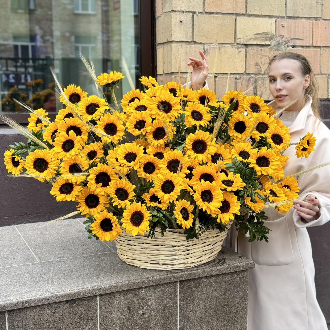 101 подсолнух с гринбеллом в корзине