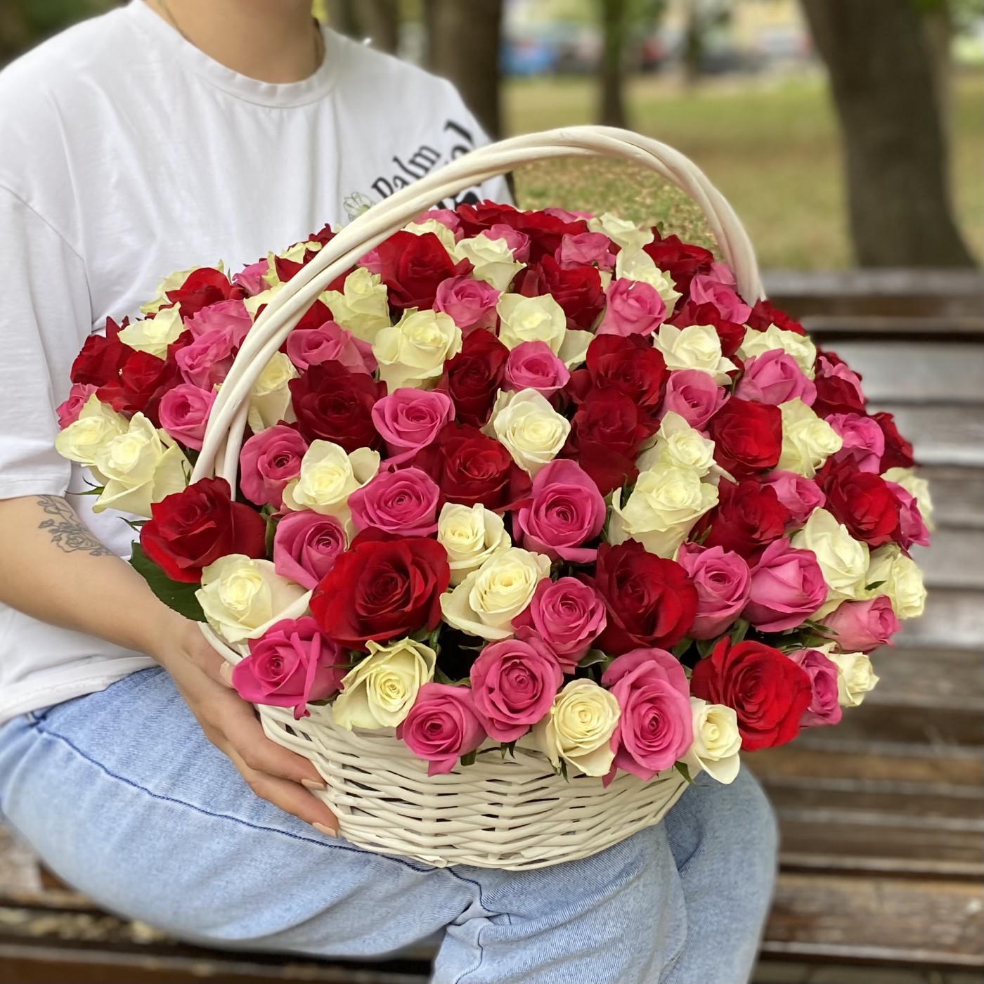 101 роза яркий микс в корзине