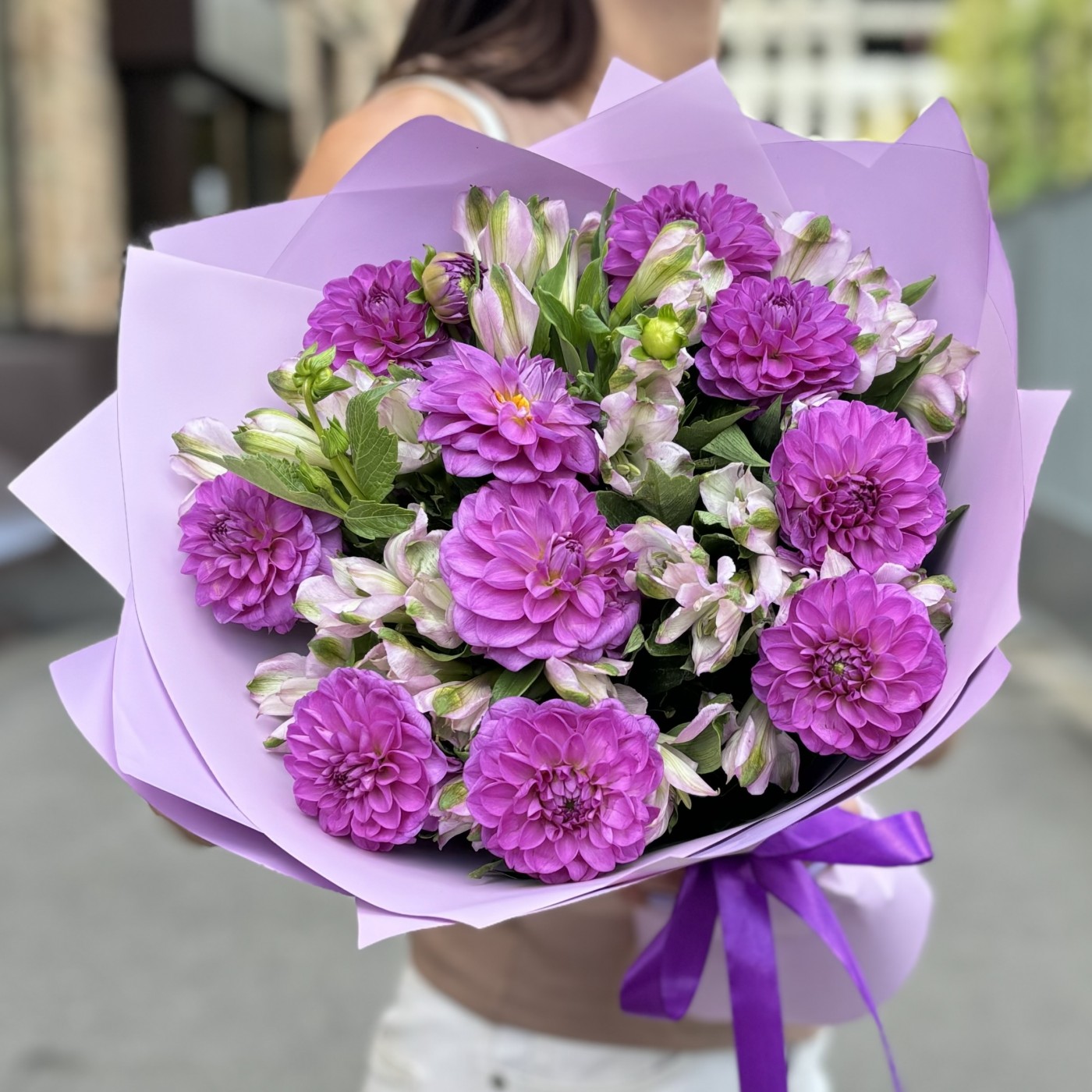 10 фиолетовых георгин с альстромерией