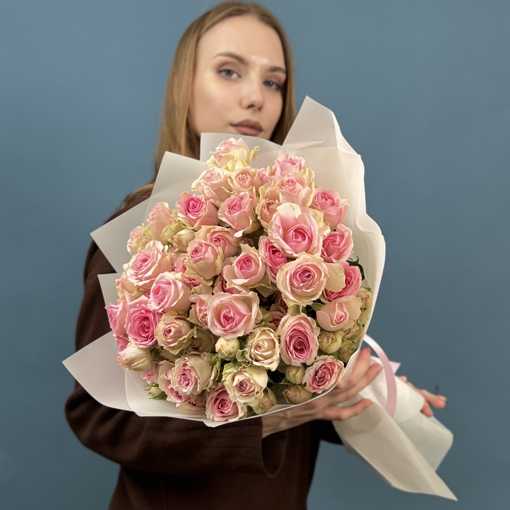 11 розовых кустовых роз Динара 60 см