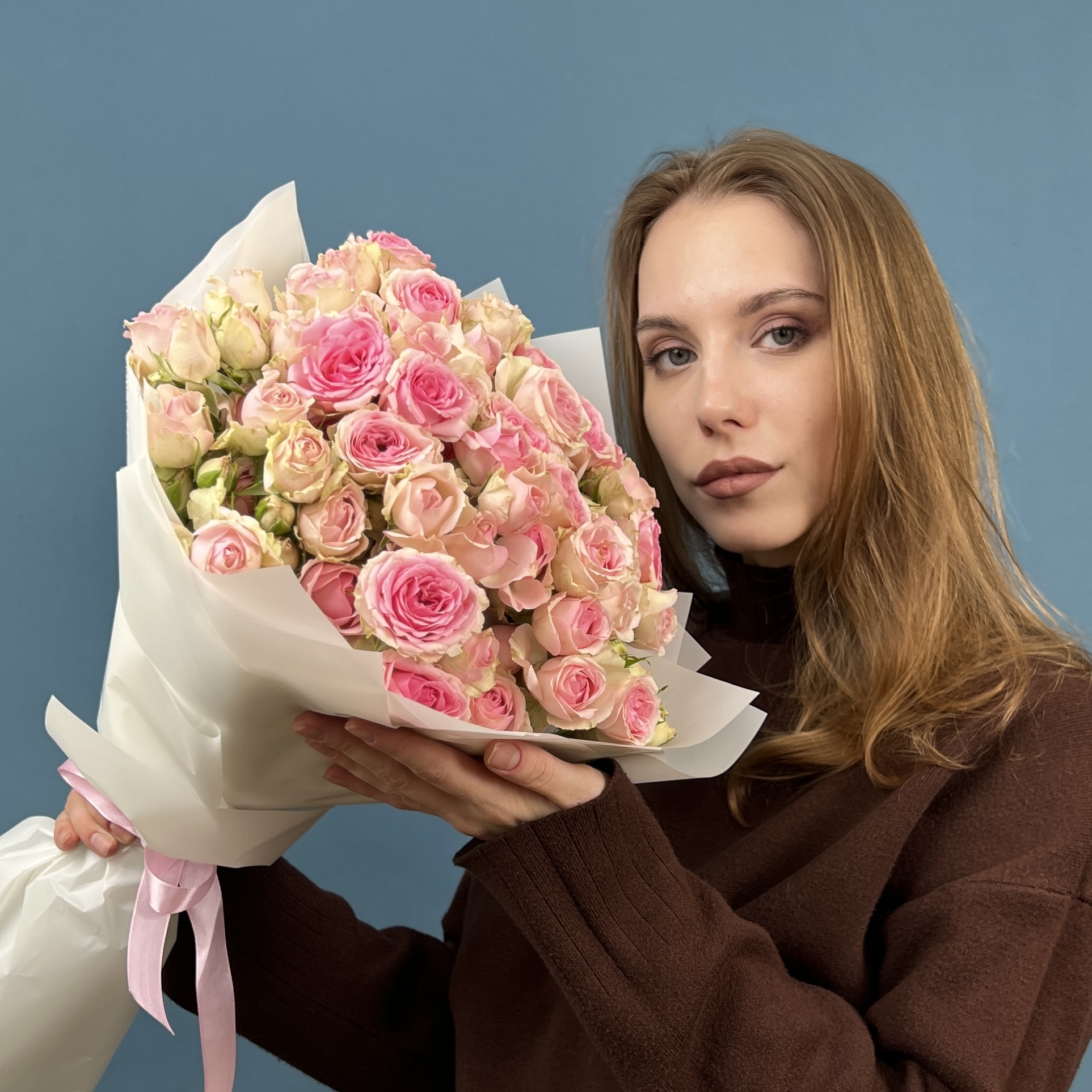15 розовых кустовых роз Динара 60 см