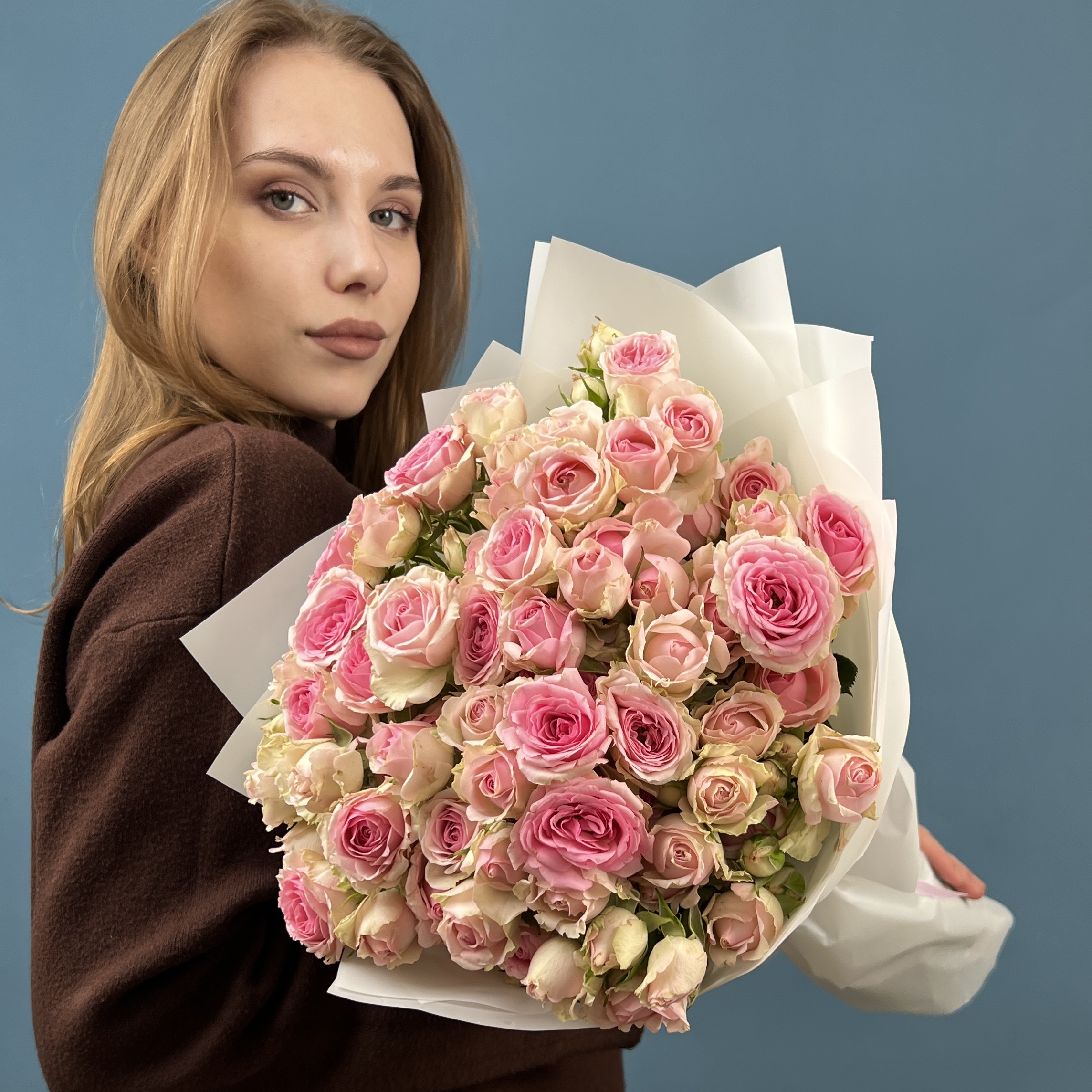 15 розовых кустовых роз Динара 60 см