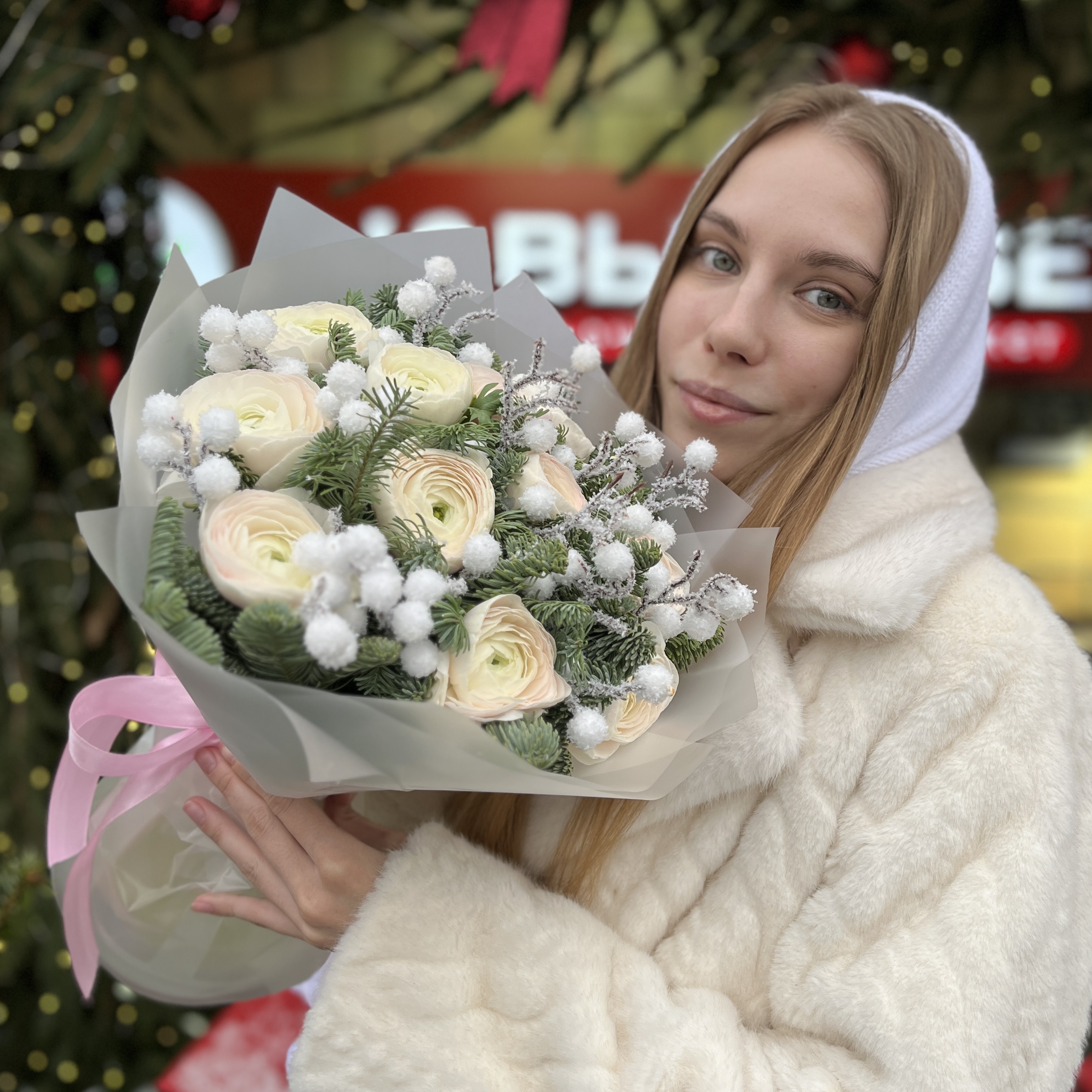 11 бело-розовых Ранункулюсов с нобилисом