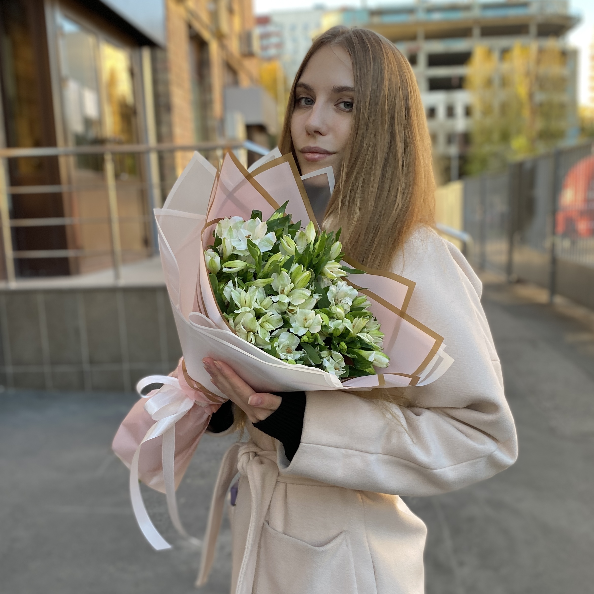 11 белых альстромерий