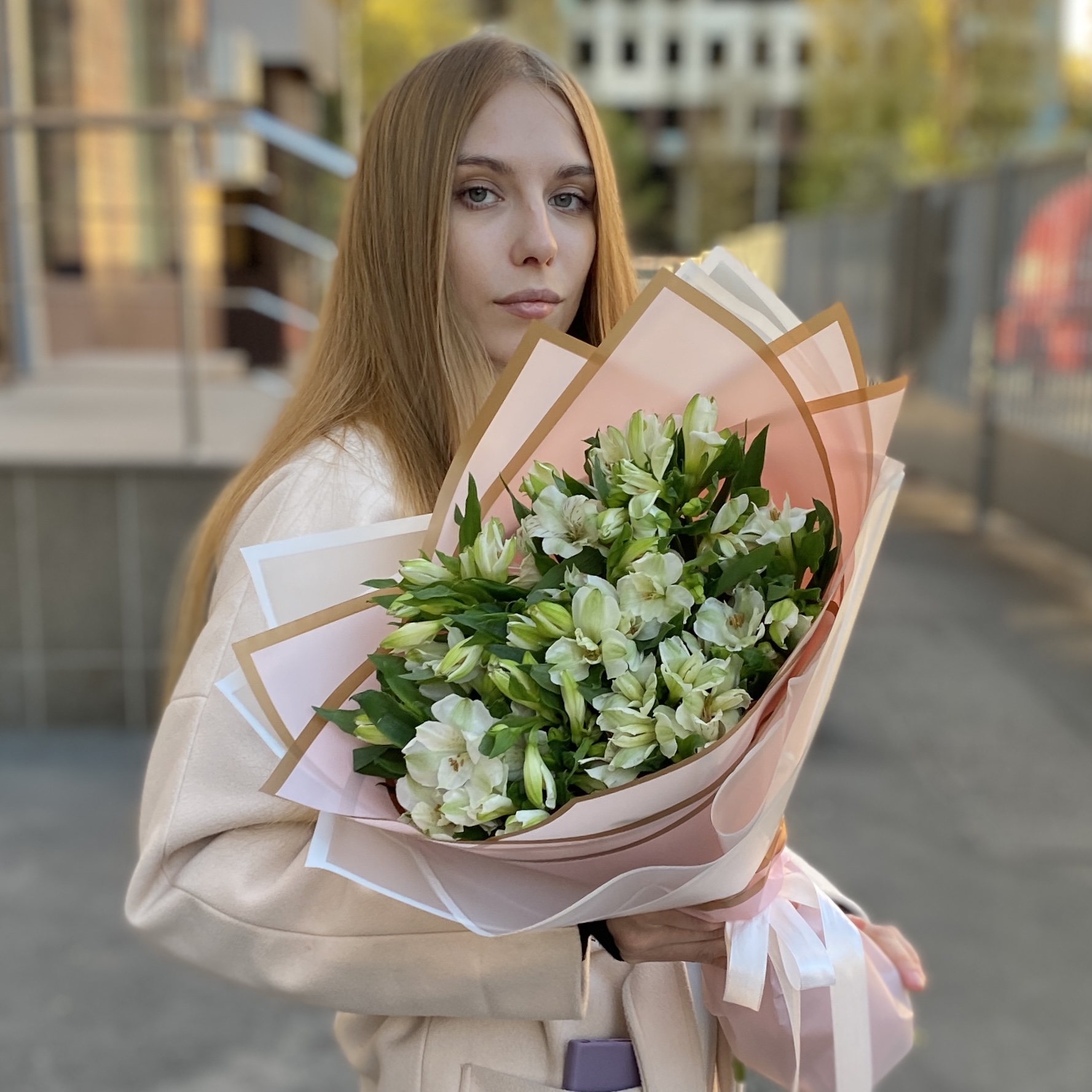 11 белых альстромерий
