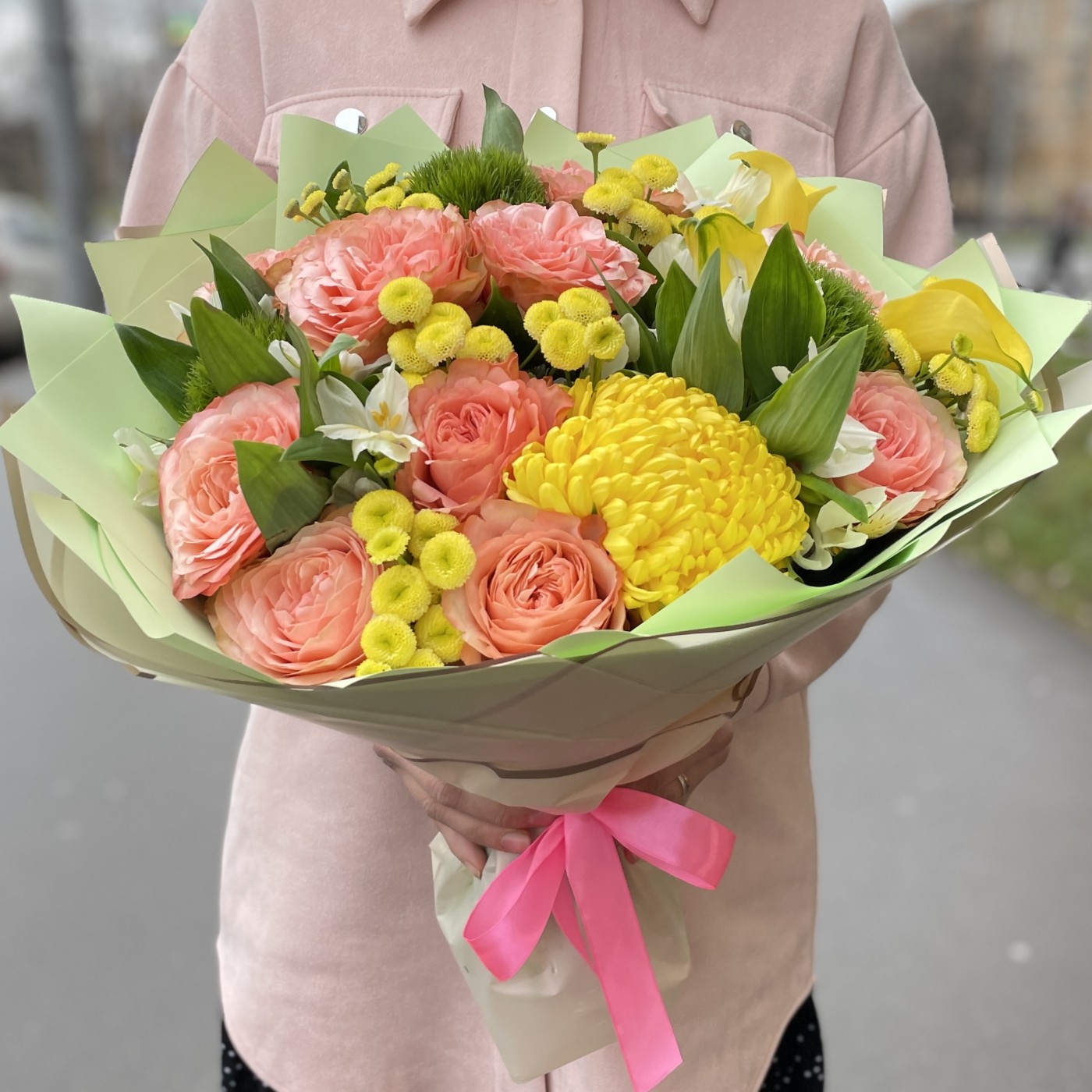 Девочка с персиками