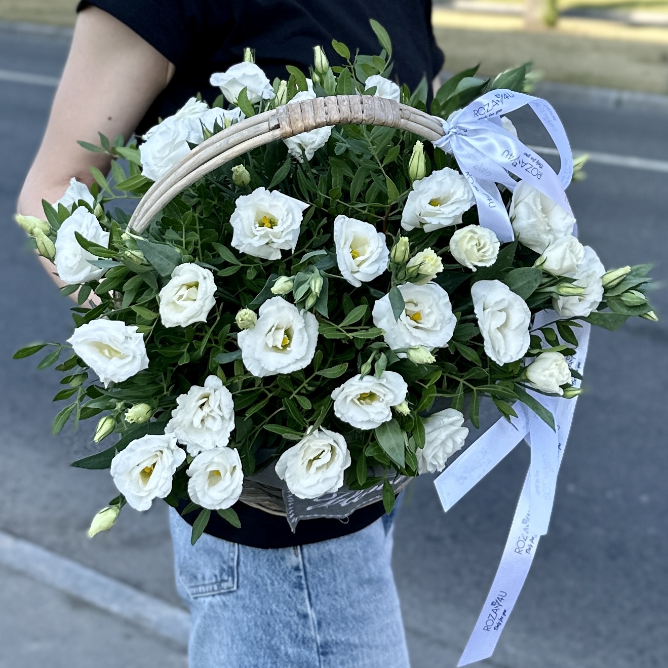 11 белых эустом в корзине