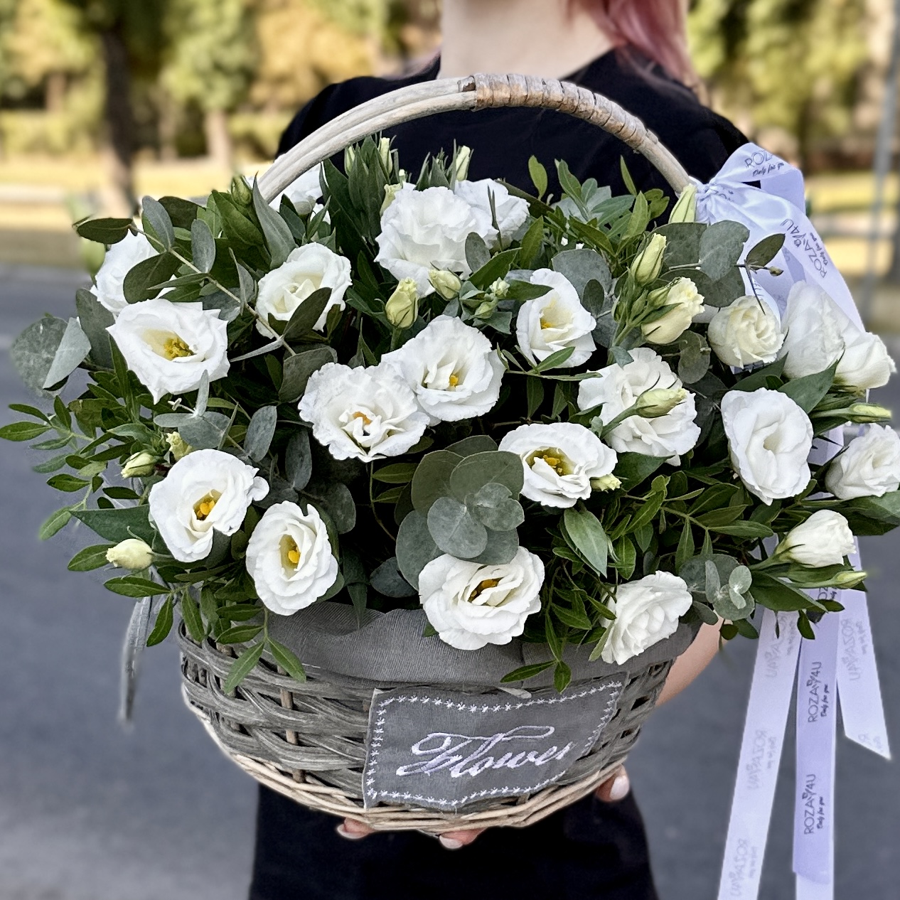 11 белых эустом в корзине с эвкалиптом