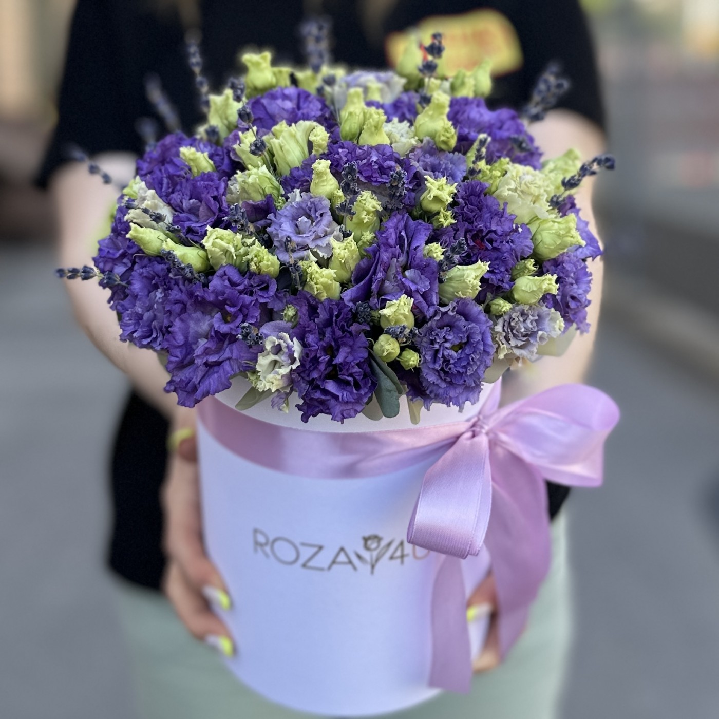 11 фиолетовых эустом в коробке