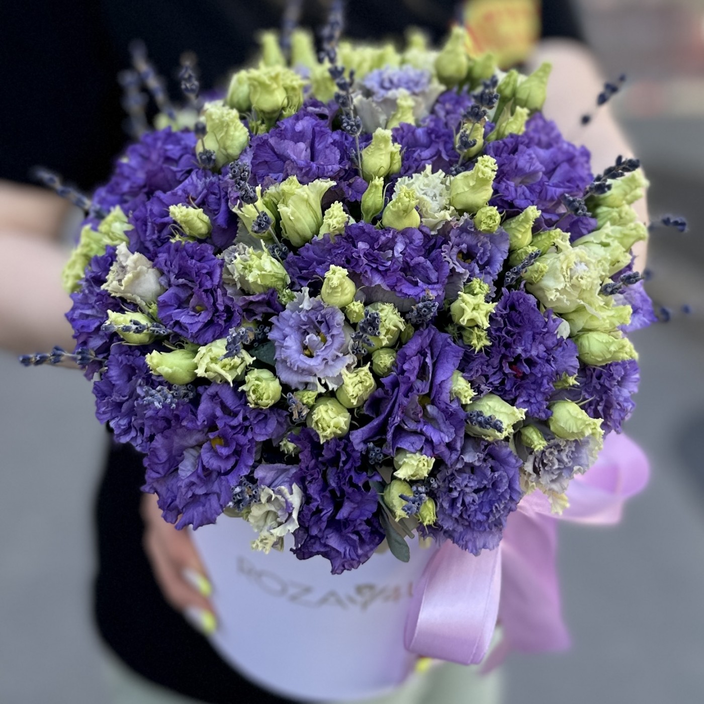 11 фиолетовых эустом в коробке