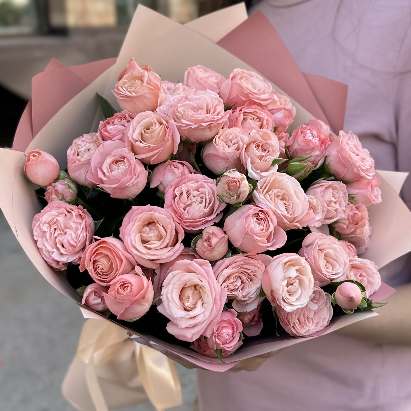 11 кустовых розовых роз Мадам бомбастик